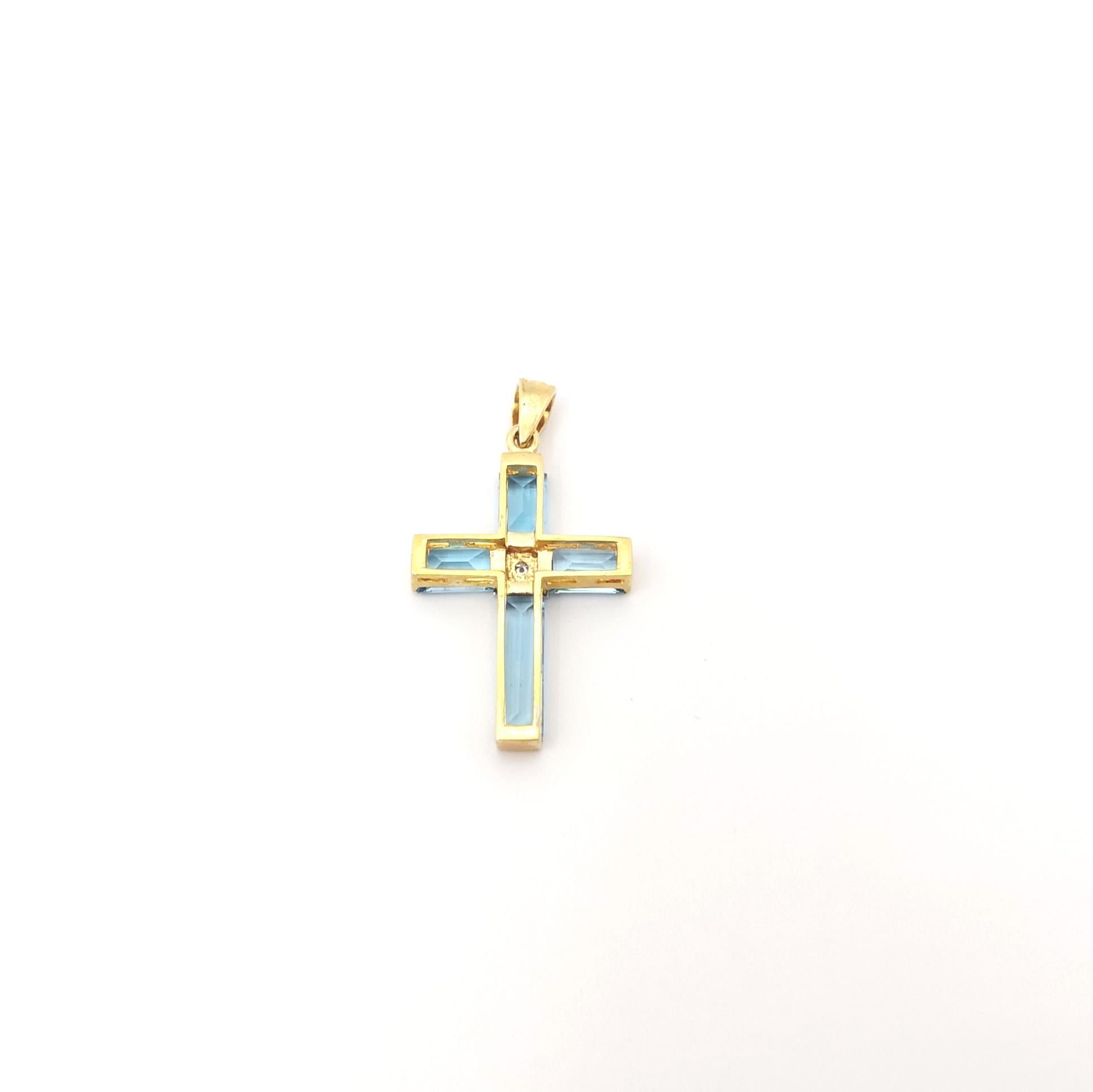 Topaze bleue avec pendentif croix en diamant serti dans de l'or 14K en vente 1