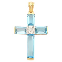 Topaze bleue avec pendentif croix en diamant serti dans de l'or 14K