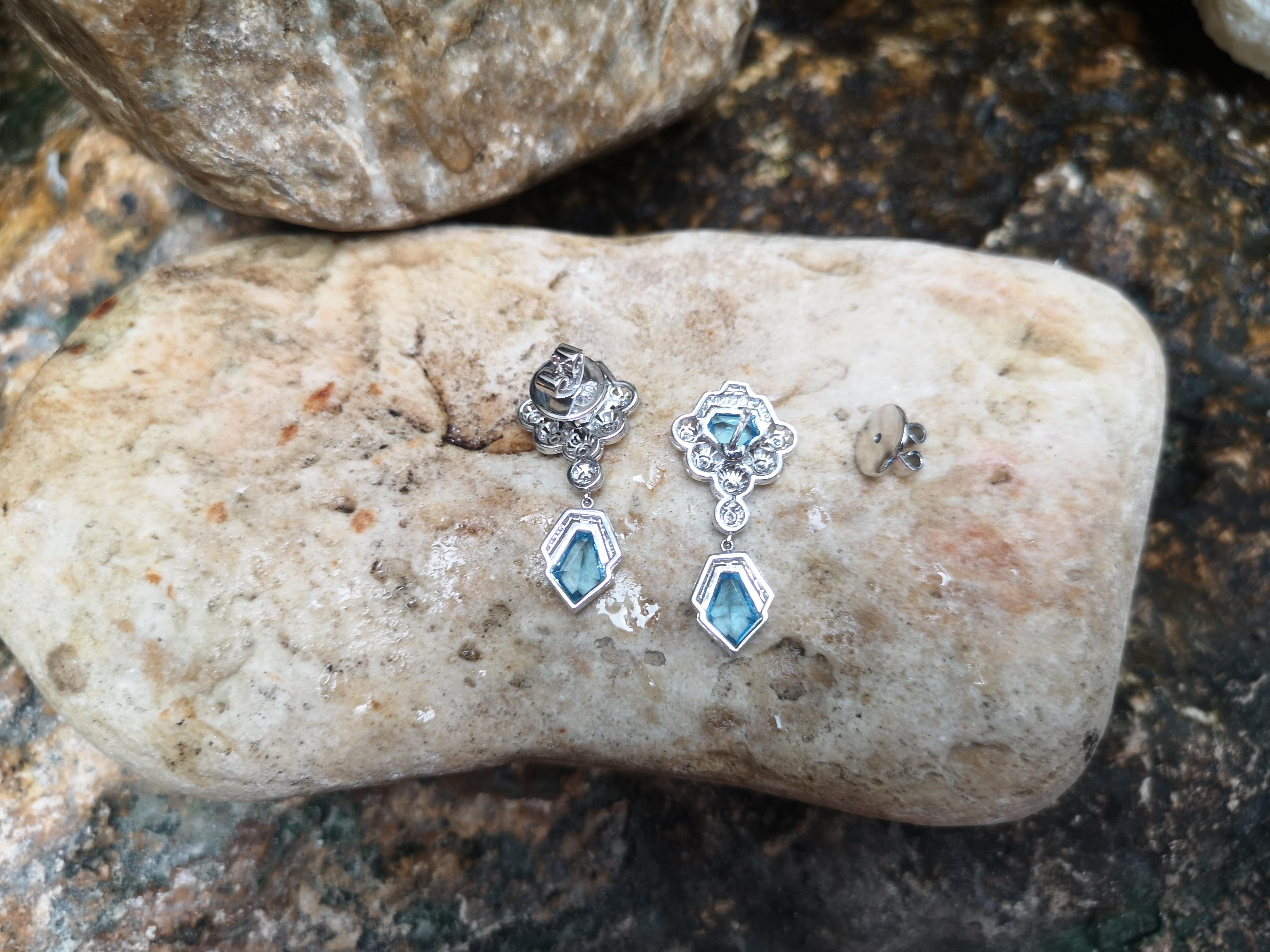 Blue Topaz with Diamond Earrings Set in 18 Karat White Gold Settings In New Condition For Sale In Bangkok, TH