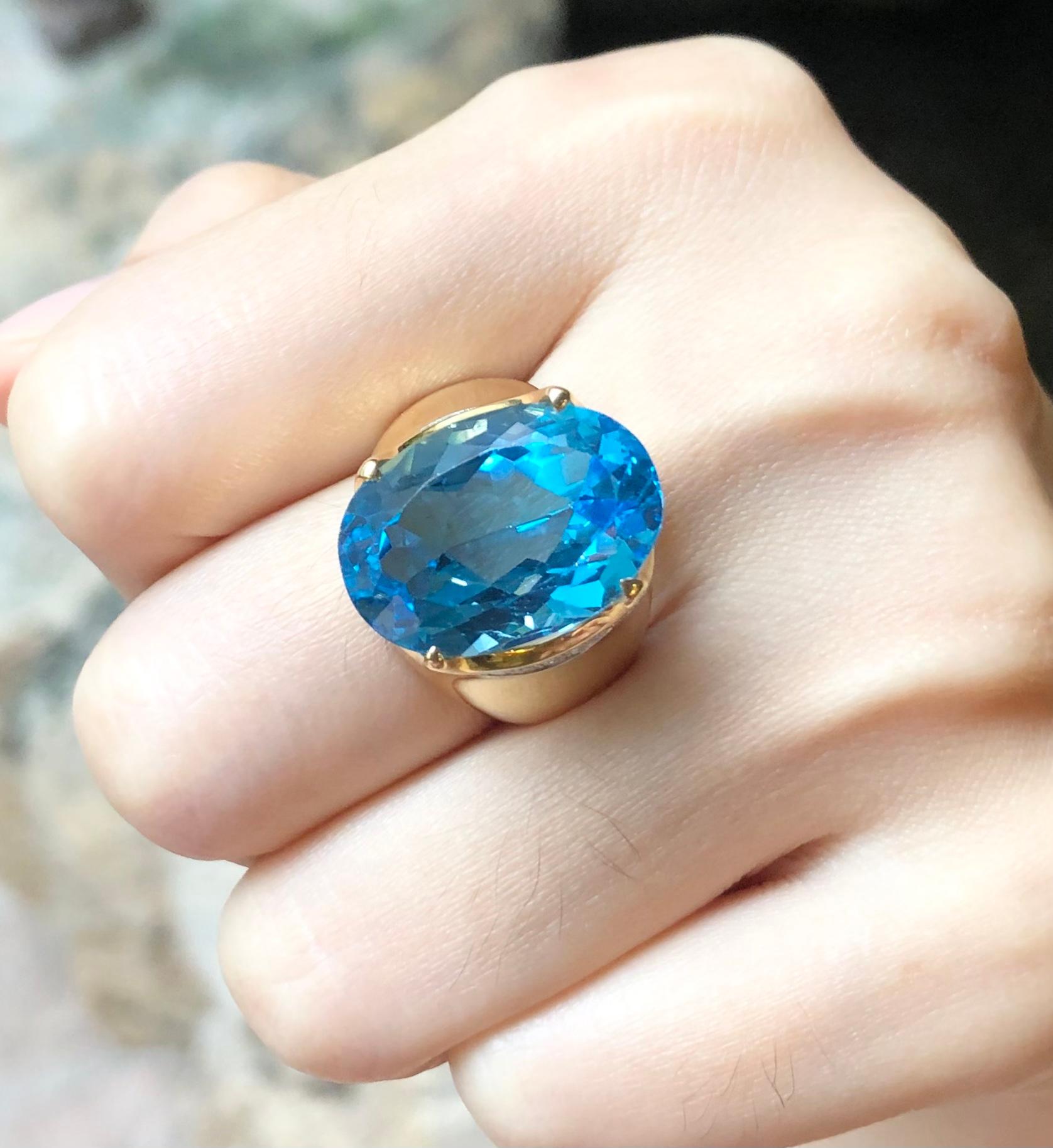 Contemporain Bague en or 18 carats sertie d'une topaze bleue et de diamants en vente