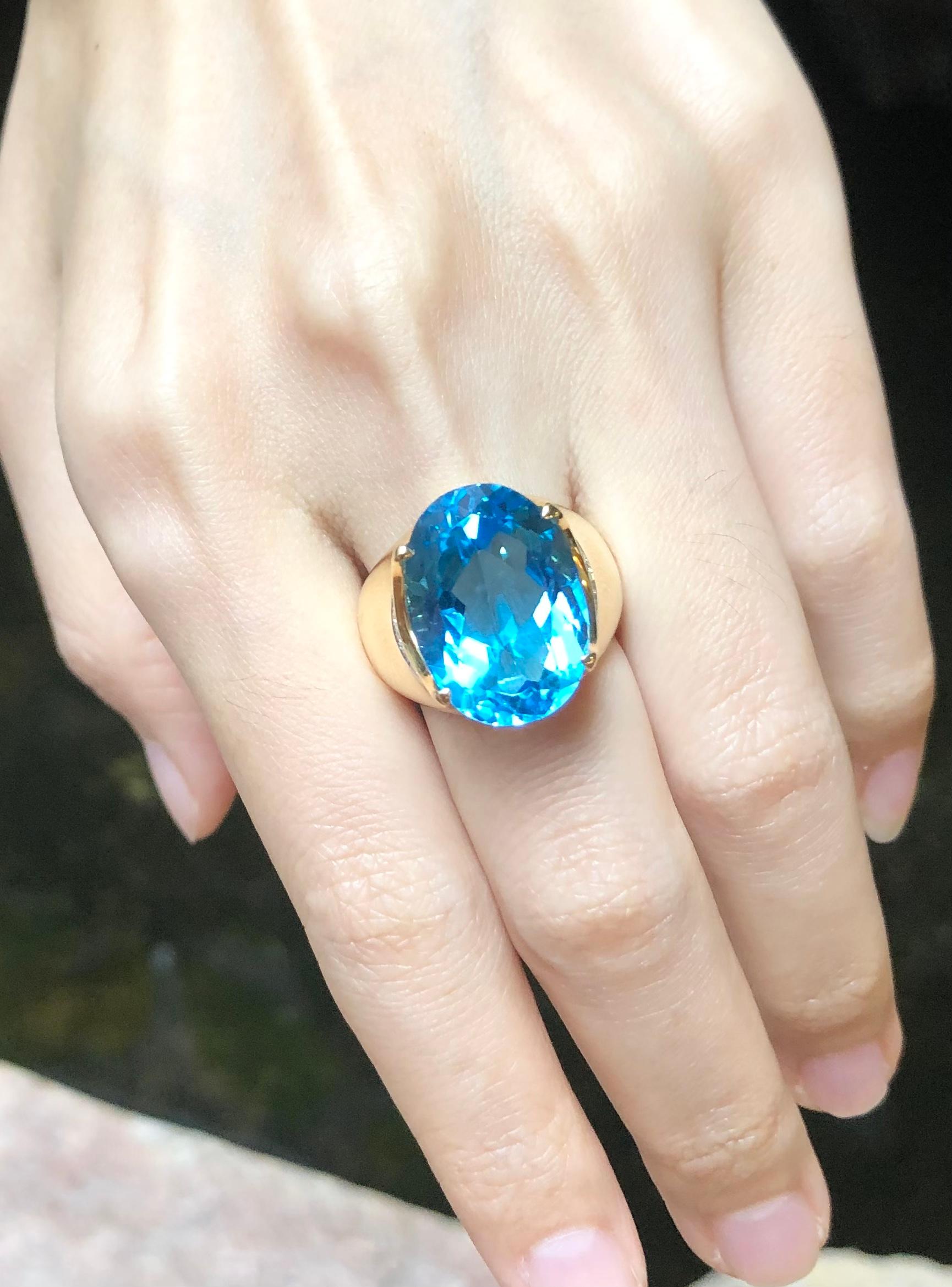 Taille ovale Bague en or 18 carats sertie d'une topaze bleue et de diamants en vente
