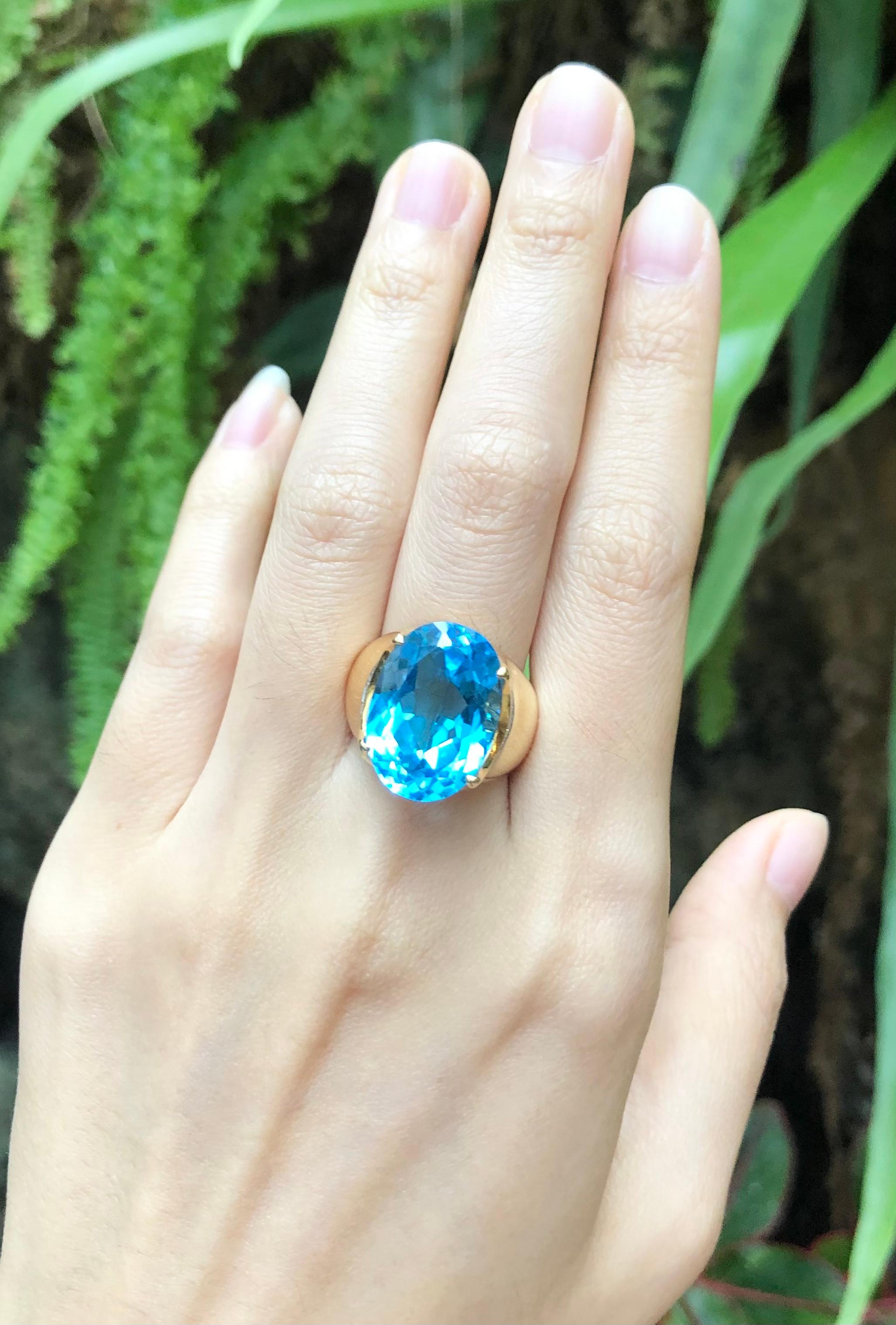 Bague en or 18 carats sertie d'une topaze bleue et de diamants Pour femmes en vente