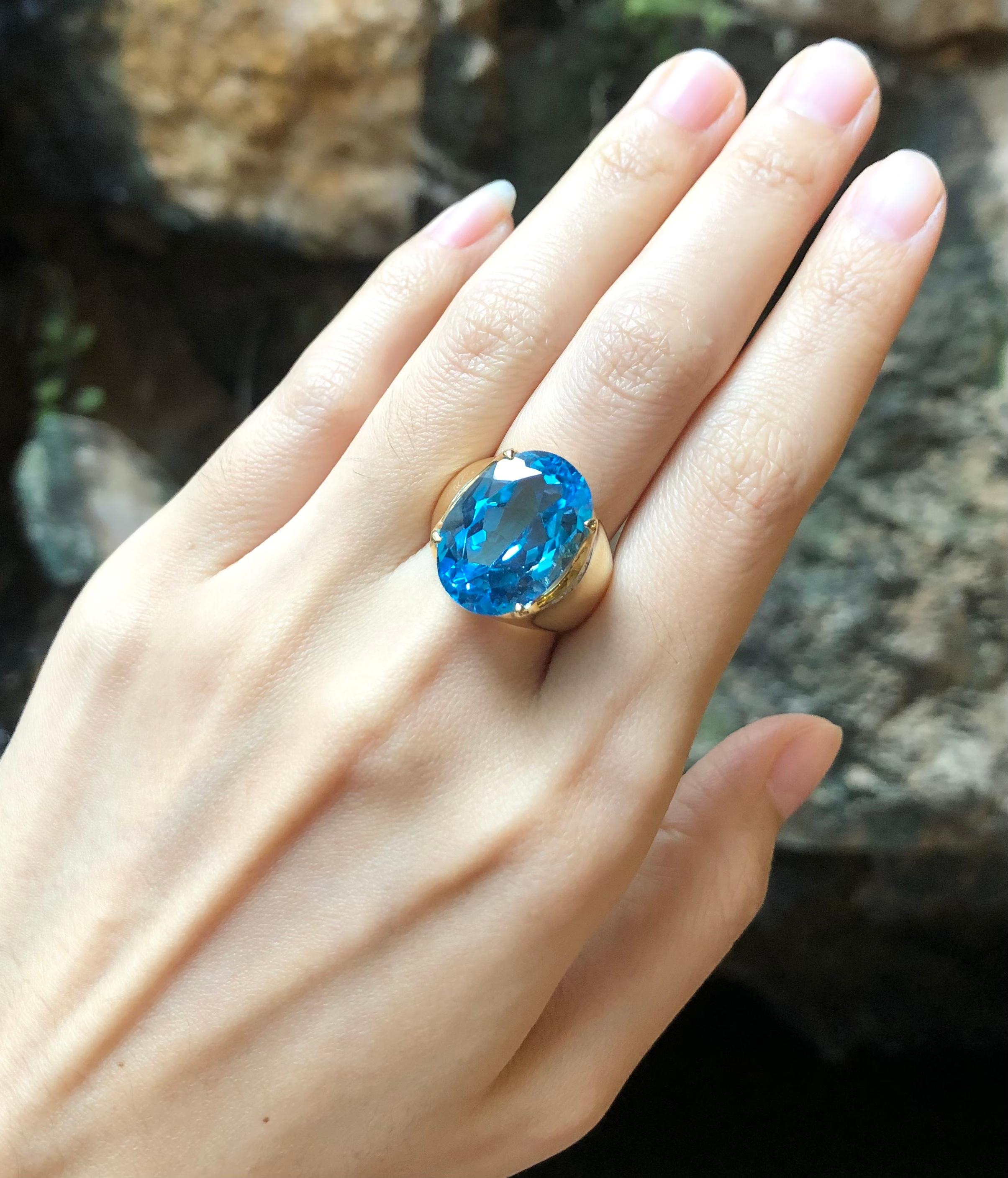 Bague en or 18 carats sertie d'une topaze bleue et de diamants en vente 1