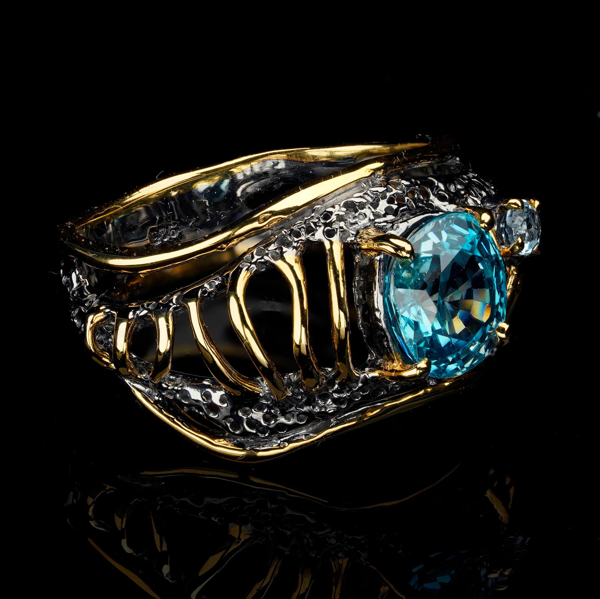 Taglio ovale Anello con topazio blu e moissanite in vendita