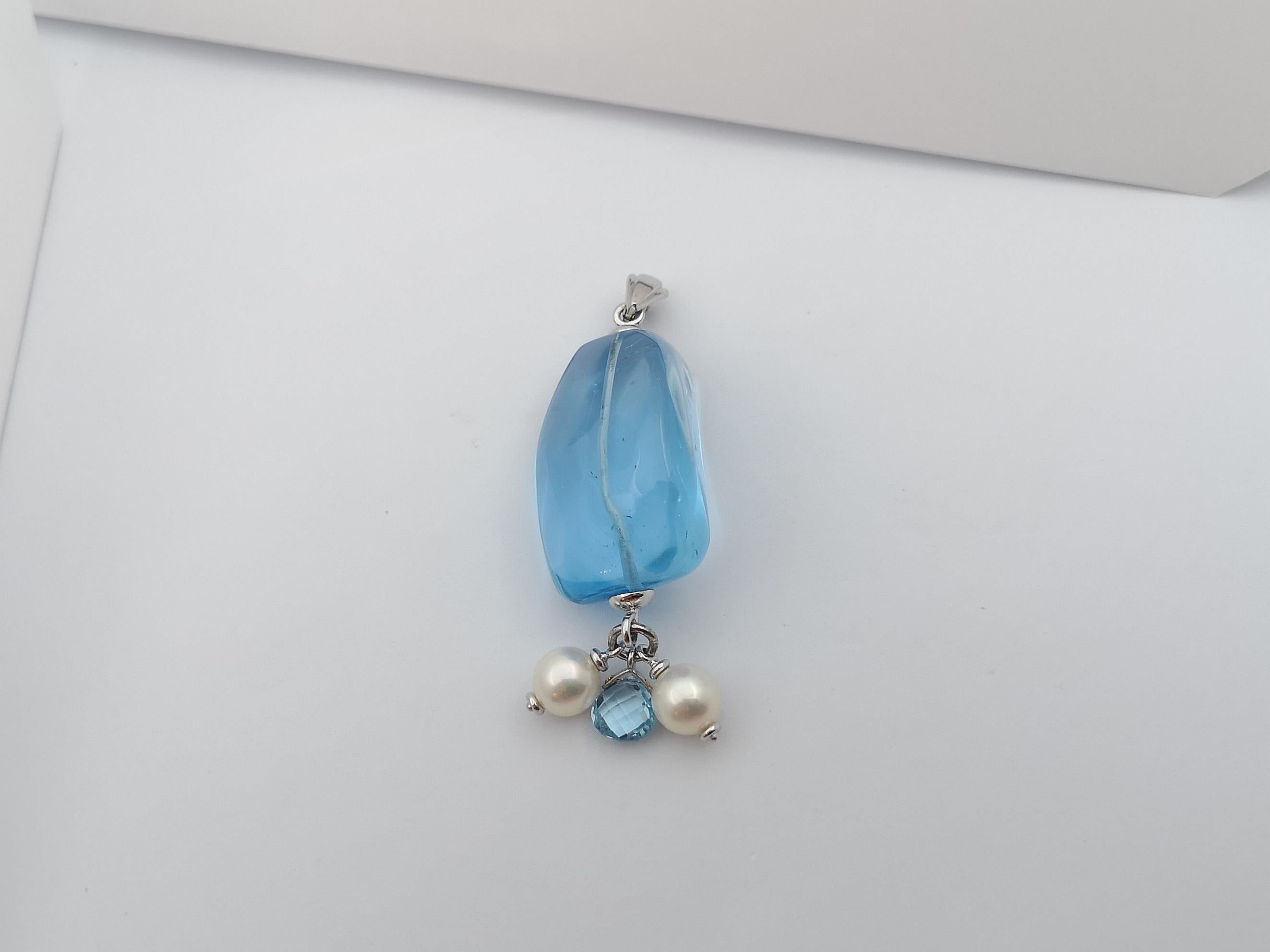 Blue Topaz with Pearl and Blue Topaz Pendant set in 18 Karat White Gold Settings In New Condition For Sale In Bangkok, TH