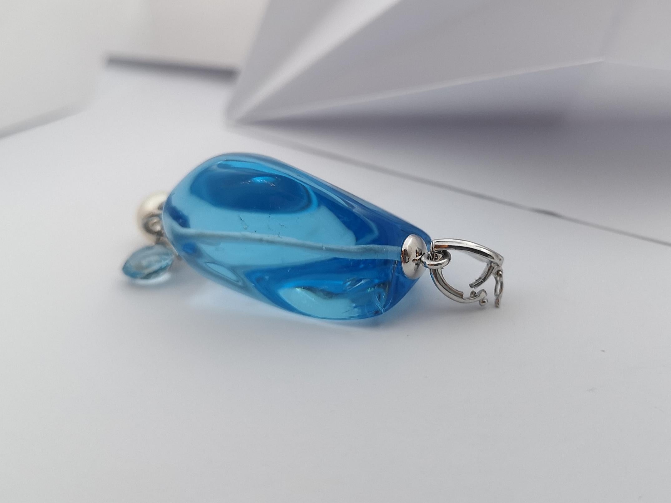 Blue Topaz with Pearl and Blue Topaz Pendant set in 18 Karat White Gold Settings For Sale 3