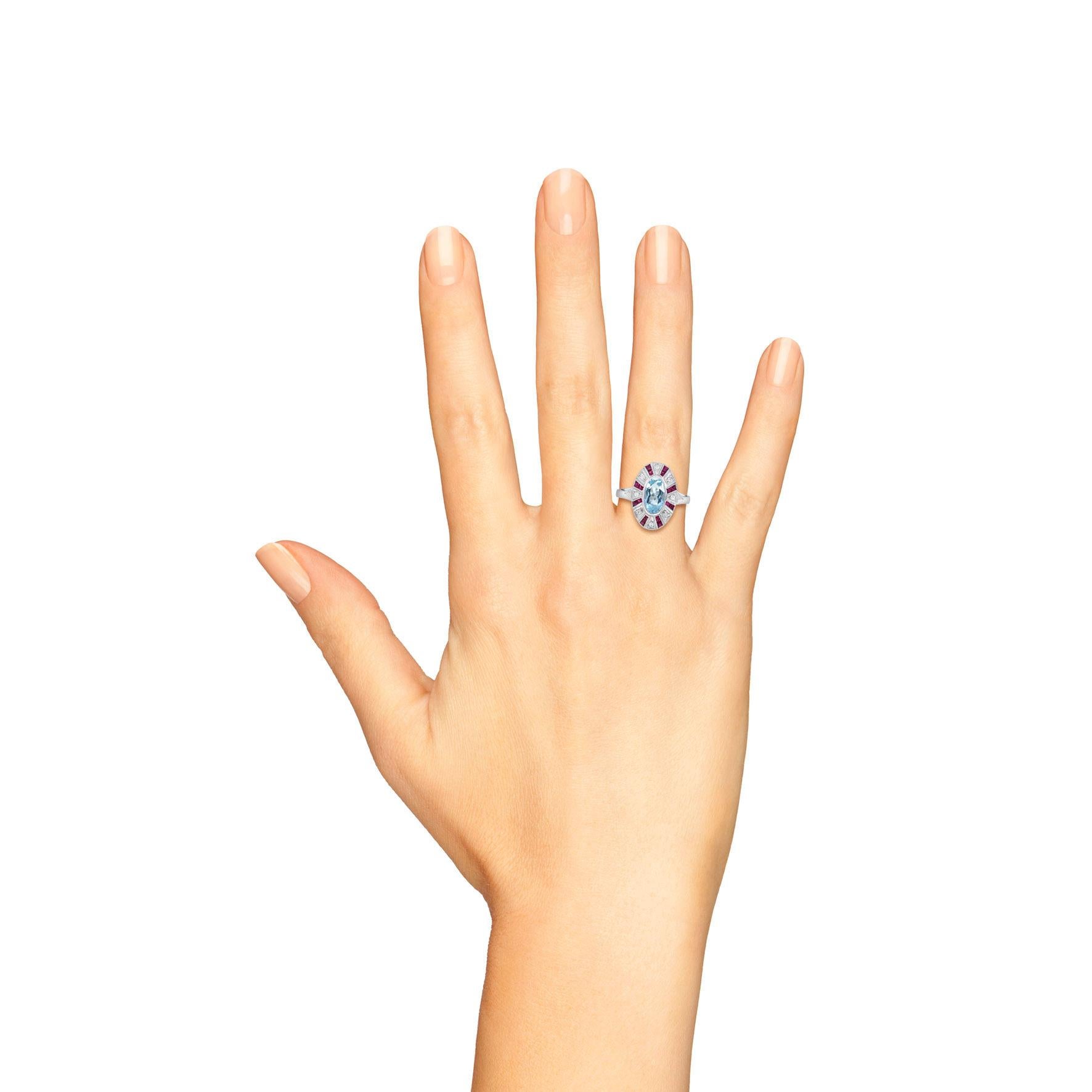 Atemberaubende Vintage inspiriert 18k Weißgold blauen Topas mit Rubin und Diamant gesetzt Ring. Der Ring besteht aus einem zentralen ovalen Blautopas, umgeben von Rubinen im französischen Schliff und Diamanten im Rundschliff. Ein Highlight für