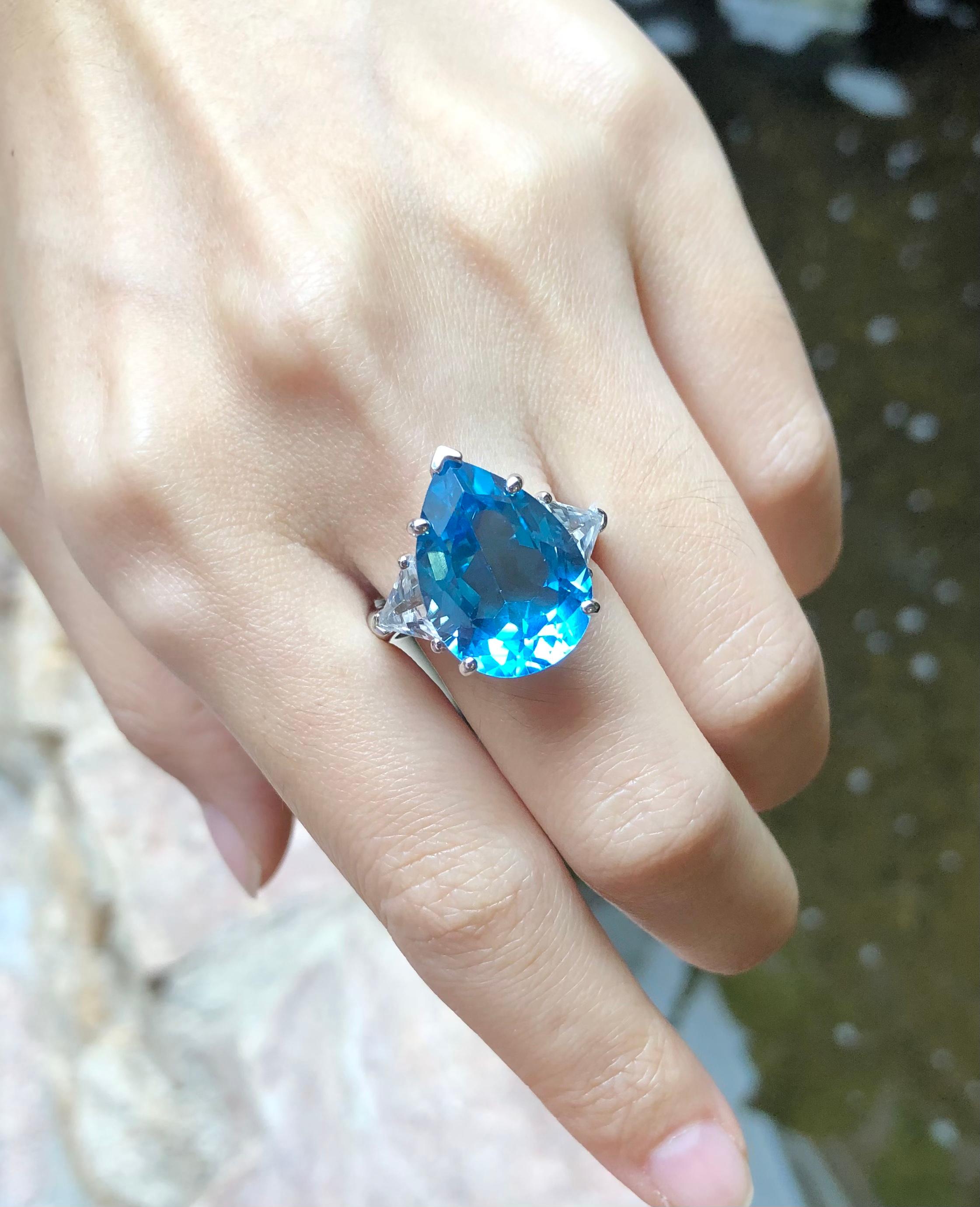 Contemporary Blue Topaz with White Topaz Ring Set in 18 Karat White Gold Settings For Sale
