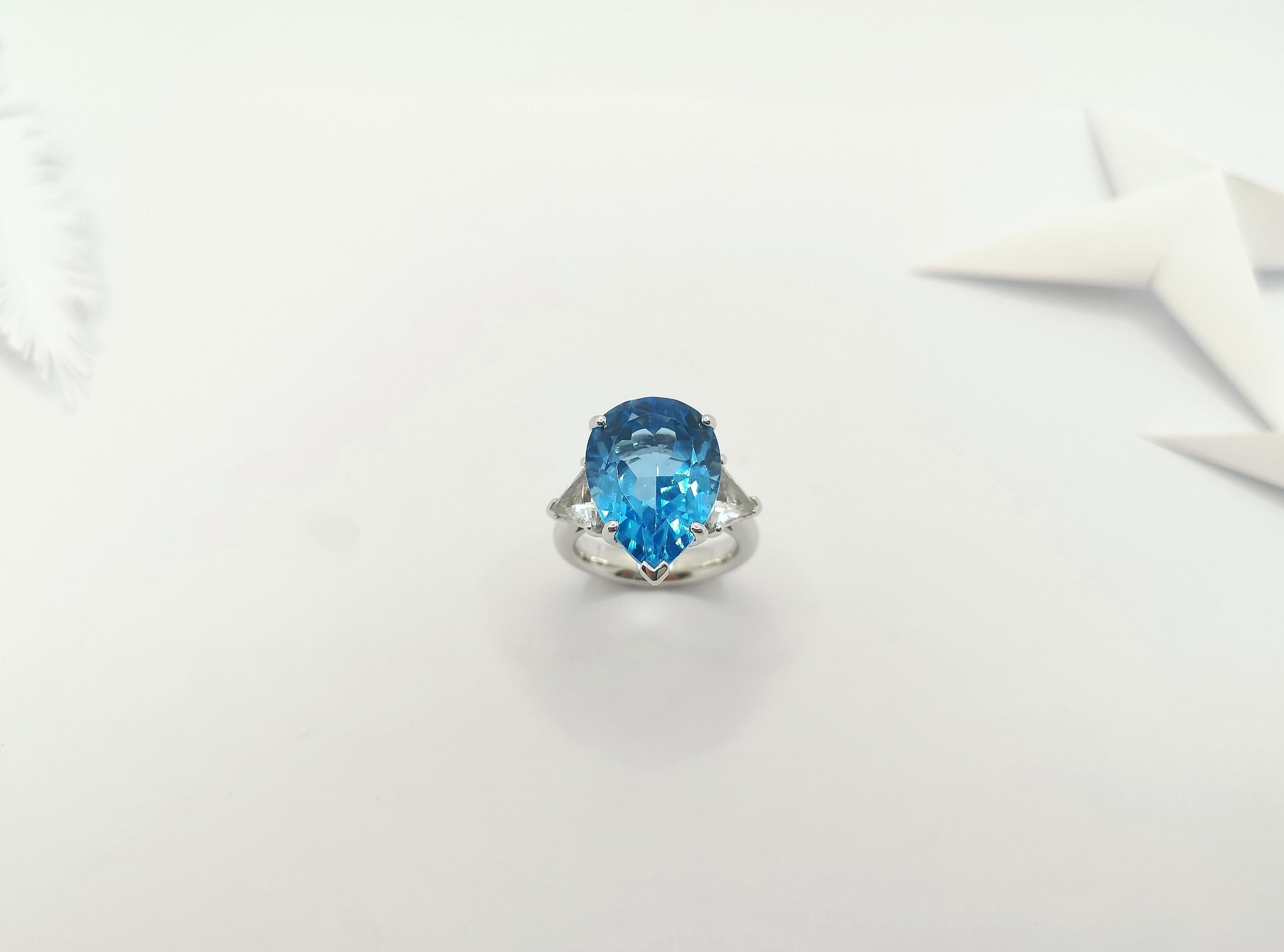 Blue Topaz with White Topaz Ring Set in 18 Karat White Gold Settings In New Condition For Sale In Bangkok, TH