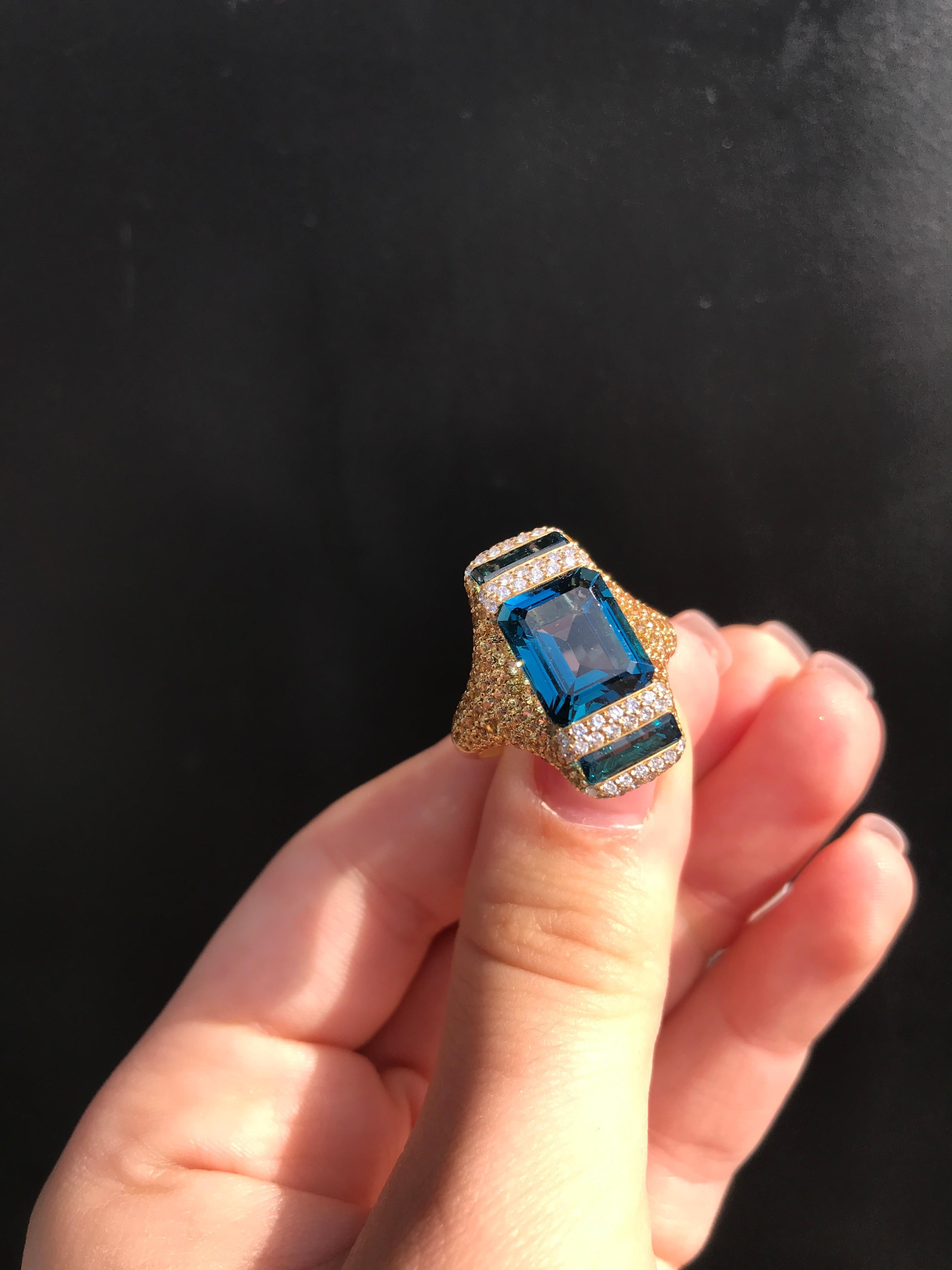 Ukrainischer Designer-Diamantring aus 18 Karat Gold mit blauem Topas und gelbem Saphir (Antiker Kissenschliff) im Angebot