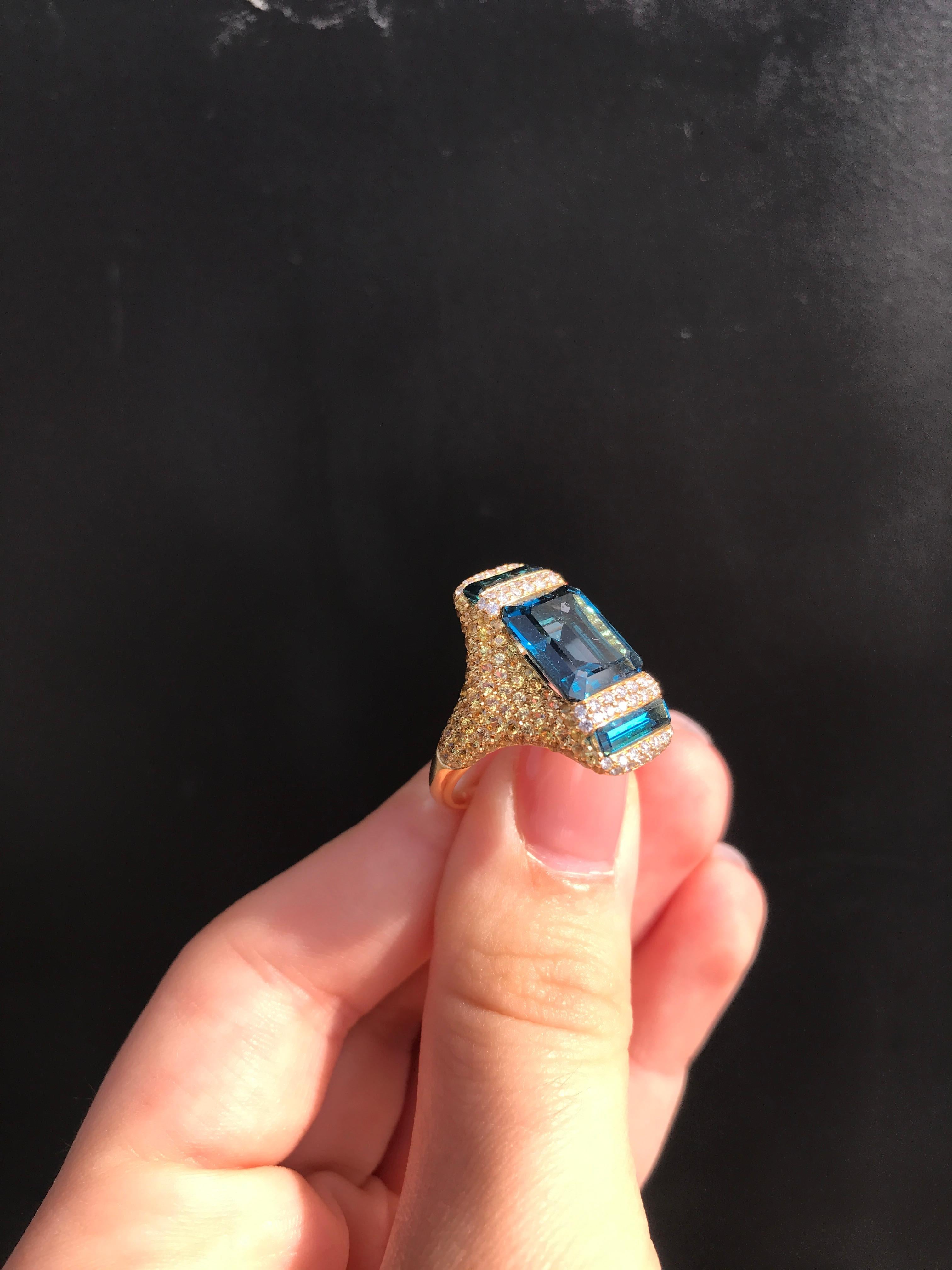 Ukrainischer Designer-Diamantring aus 18 Karat Gold mit blauem Topas und gelbem Saphir im Zustand „Neu“ im Angebot in Montreux, CH