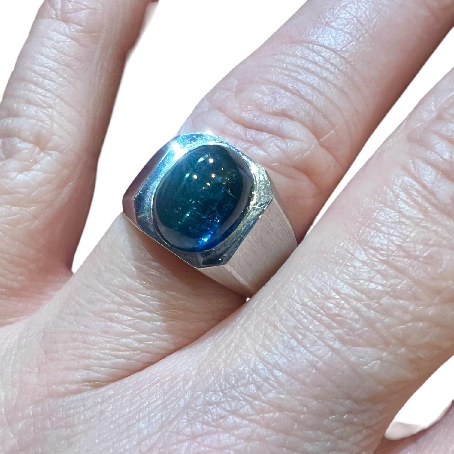 Elegant ring in 18 carat brushed white gold,
set in its center with a blue tourmaline cabochon,
of a little more than 2 carats approximately in the spirit of the signet ring,
it is a production carried out in the 1970s/1980s very pretty design
