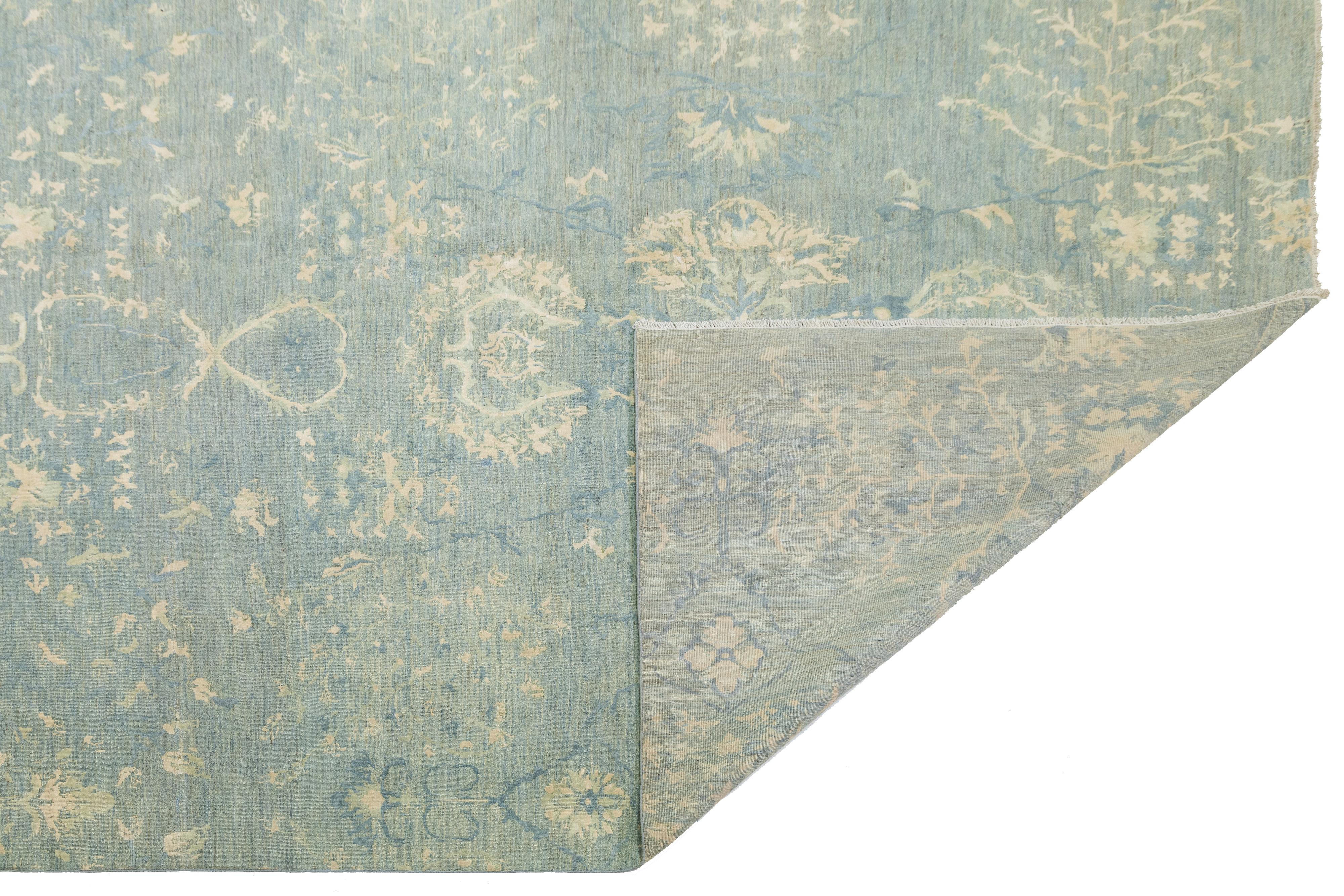 Moderno Tappeto blu di transizione fatto a mano in lana e seta con disegno floreale in vendita