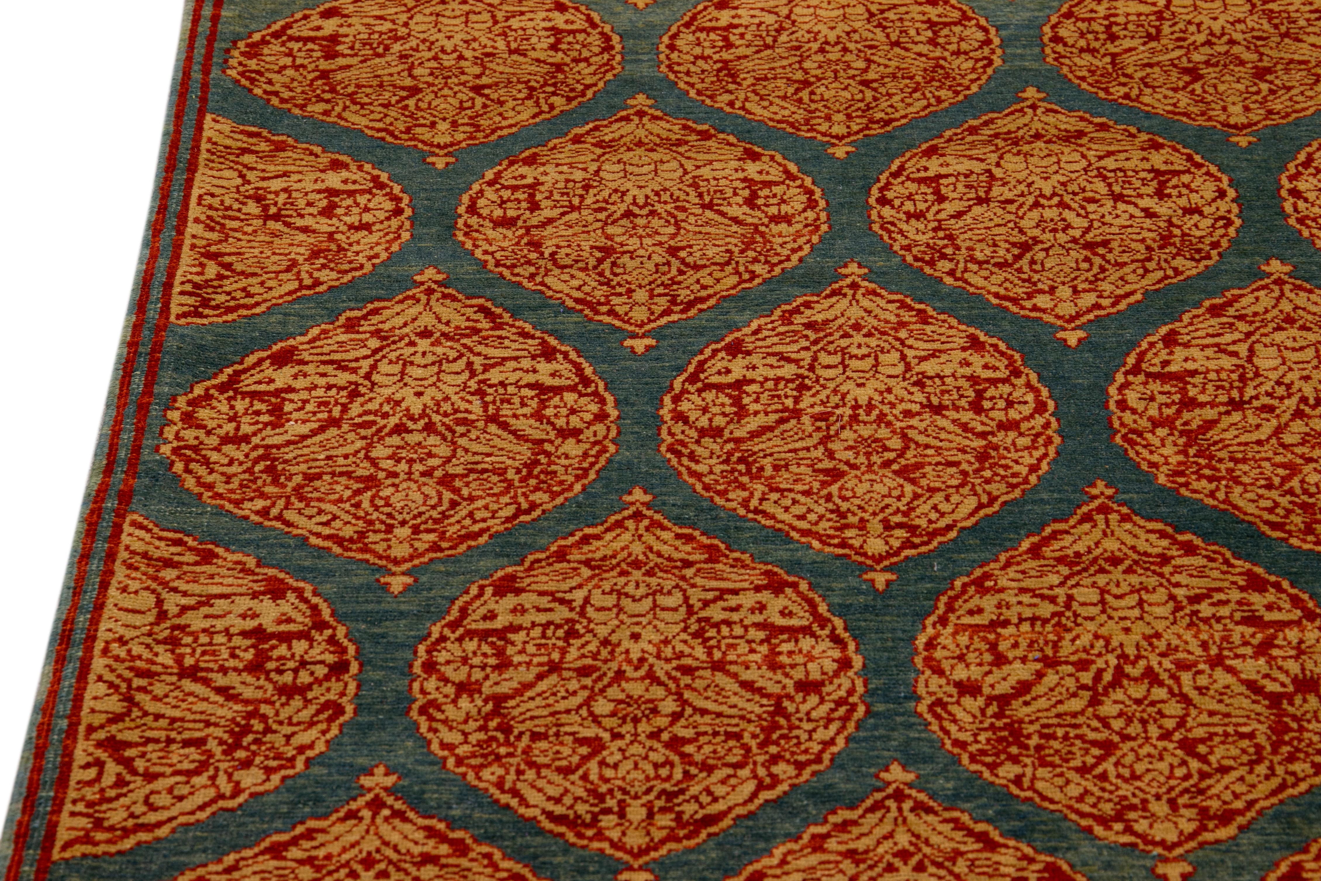 Tapis de couloir bleu transitionnel Sari en soie fait à la main avec motif floral rouillé conçu à la main en vente 2