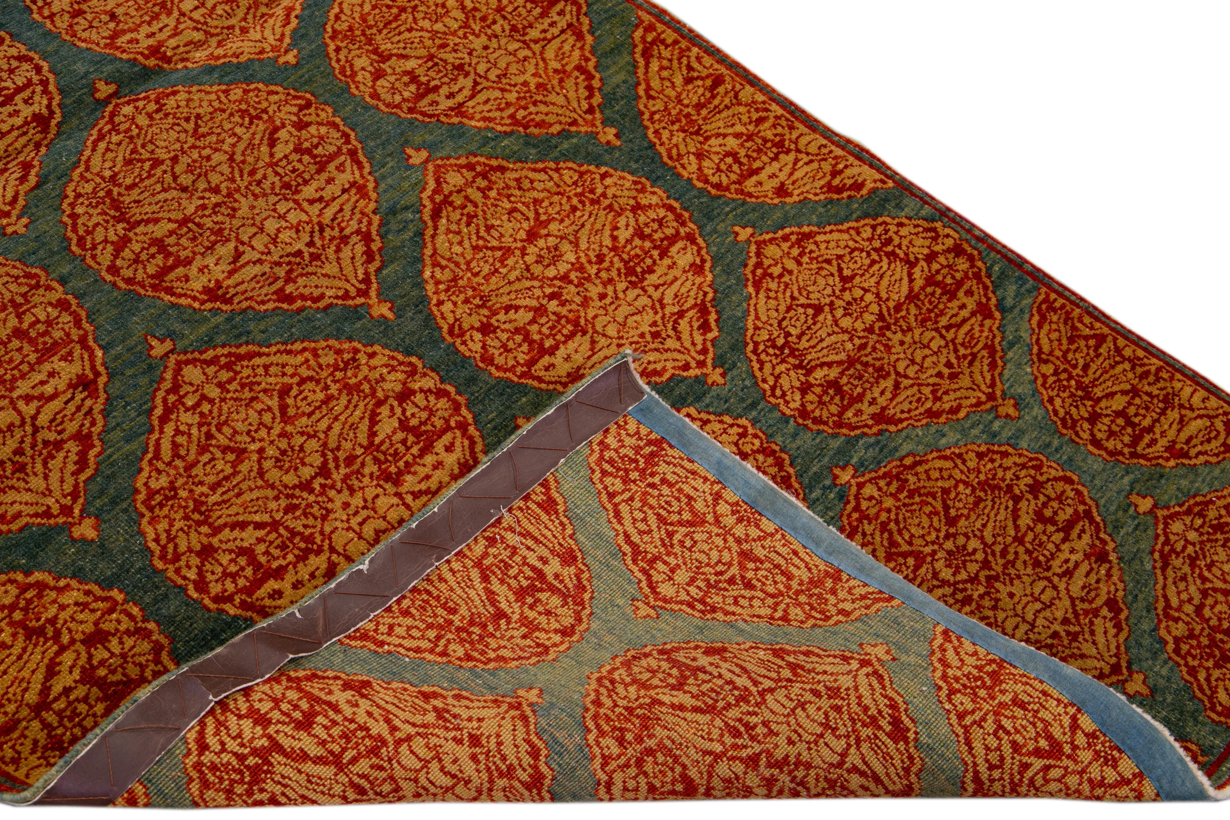 Magnifique tapis en soie fait main Sari avec un champ bleu. Ce tapis moderne aux accents rouille et beige présente un magnifique motif floral classique sur toute sa surface.

Ce tapis mesure : 3'4