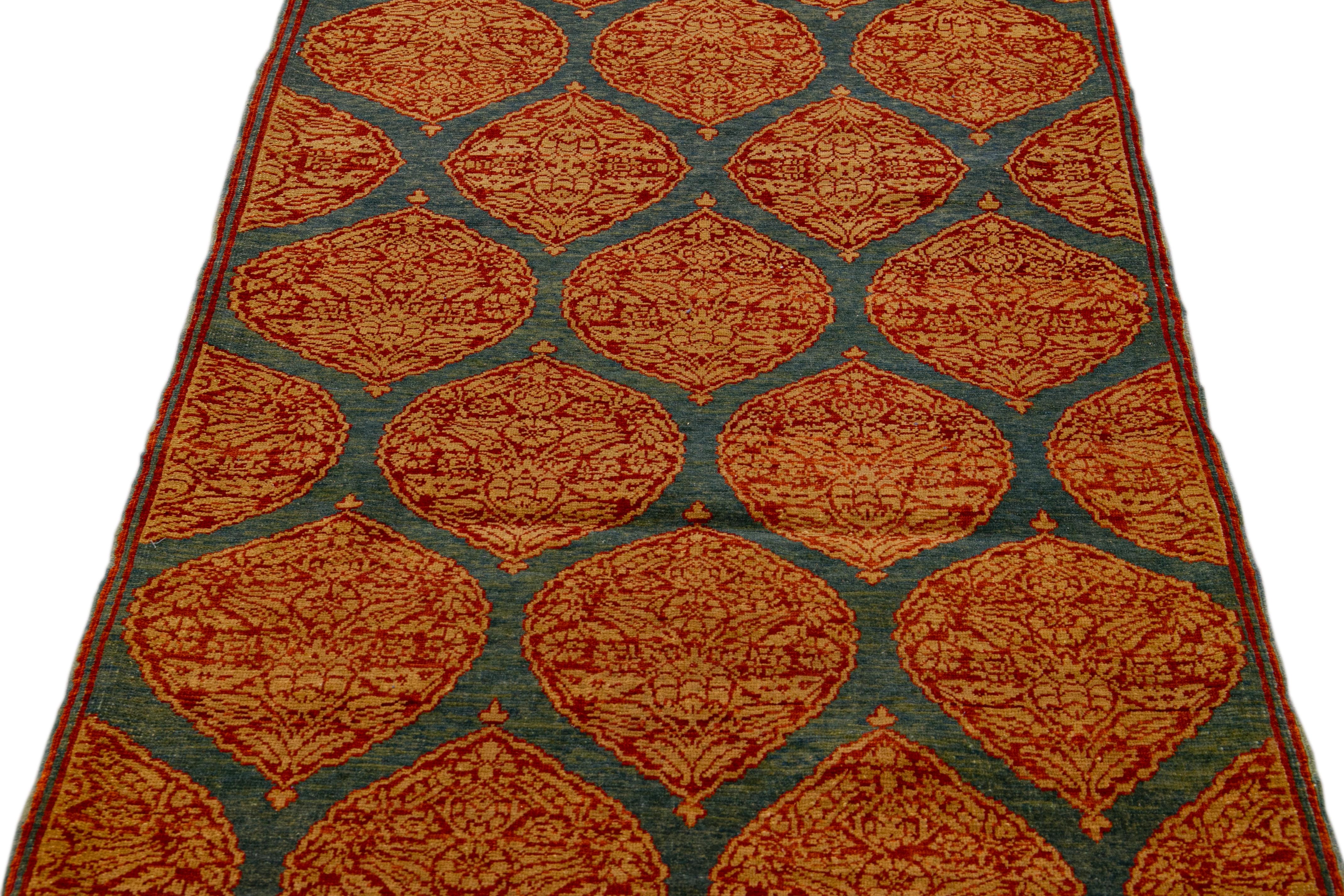 Revival Tapis de couloir bleu transitionnel Sari en soie fait à la main avec motif floral rouillé conçu à la main en vente
