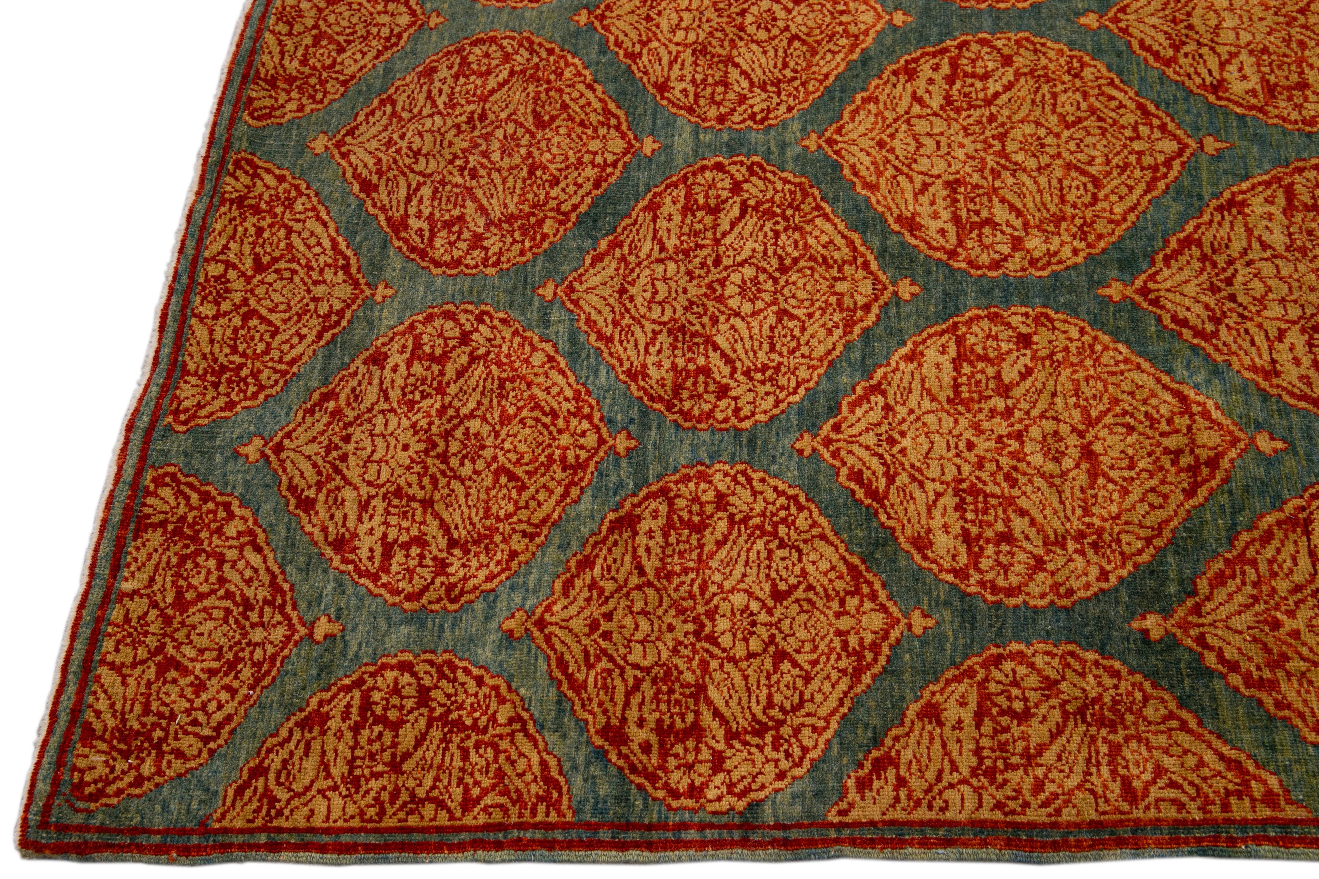 Pakistanais Tapis de couloir bleu transitionnel Sari en soie fait à la main avec motif floral rouillé conçu à la main en vente