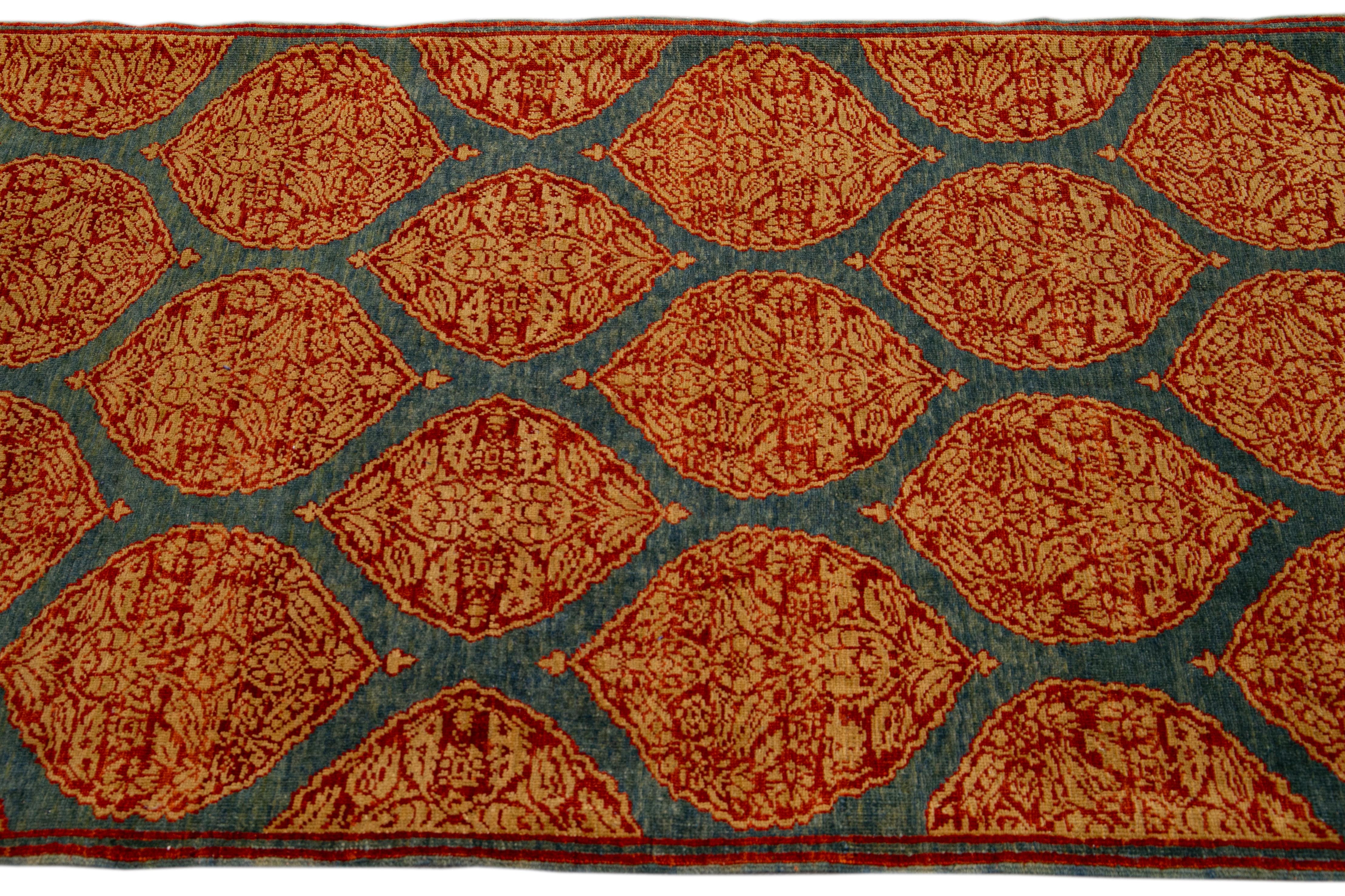 Noué à la main Tapis de couloir bleu transitionnel Sari en soie fait à la main avec motif floral rouillé conçu à la main en vente
