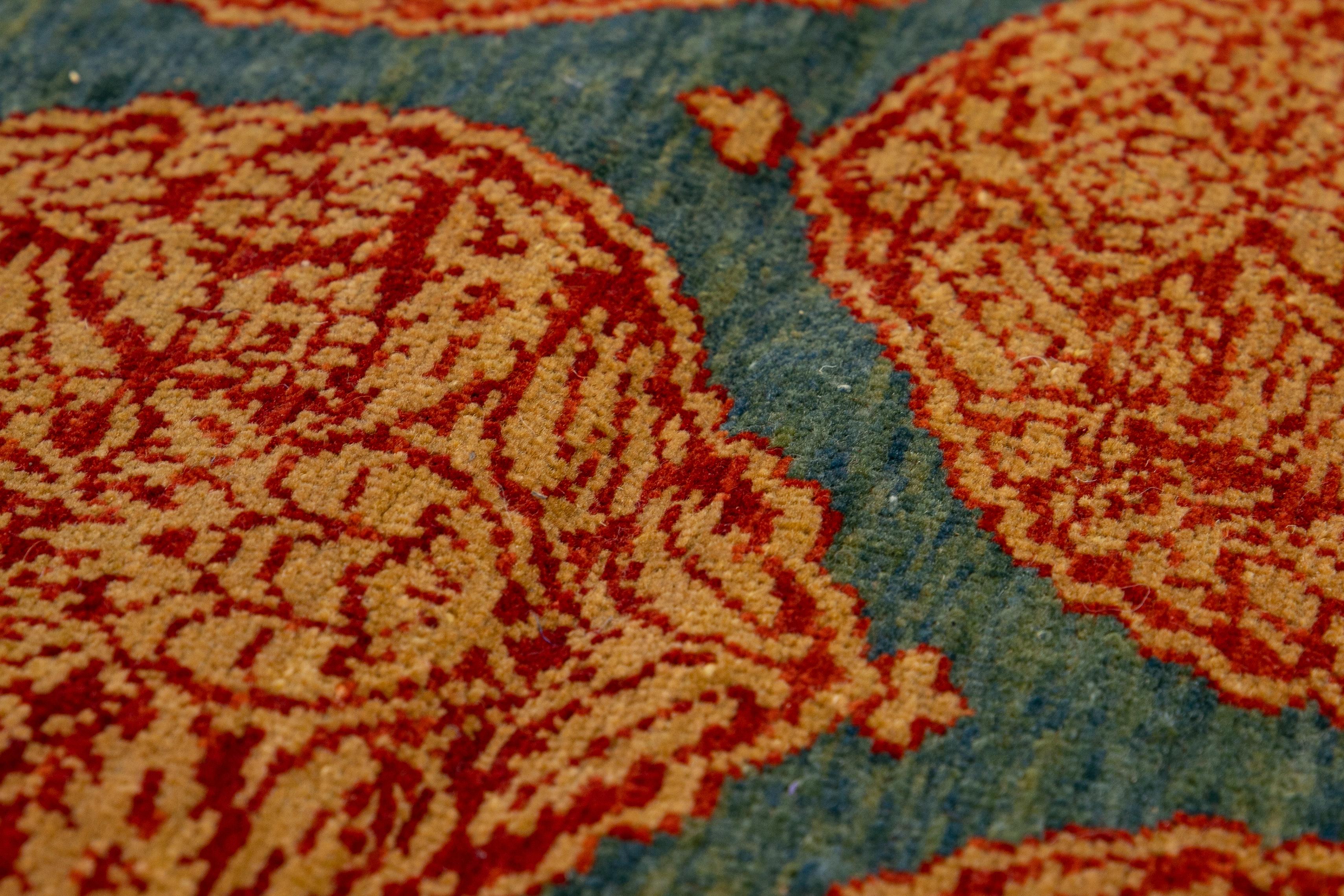 Tapis de couloir bleu transitionnel Sari en soie fait à la main avec motif floral rouillé conçu à la main Neuf - En vente à Norwalk, CT