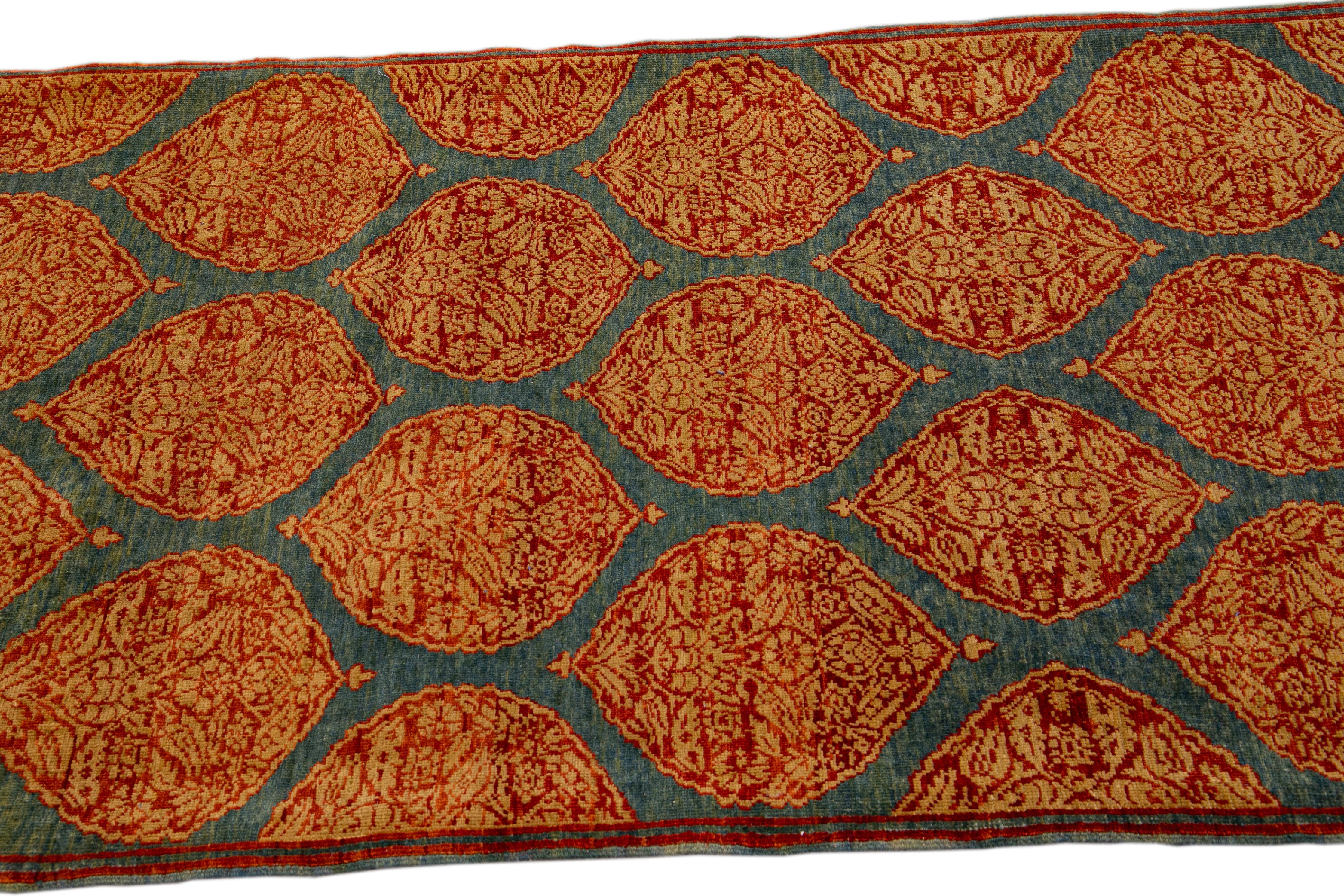 Laine Tapis de couloir bleu transitionnel Sari en soie fait à la main avec motif floral rouillé conçu à la main en vente