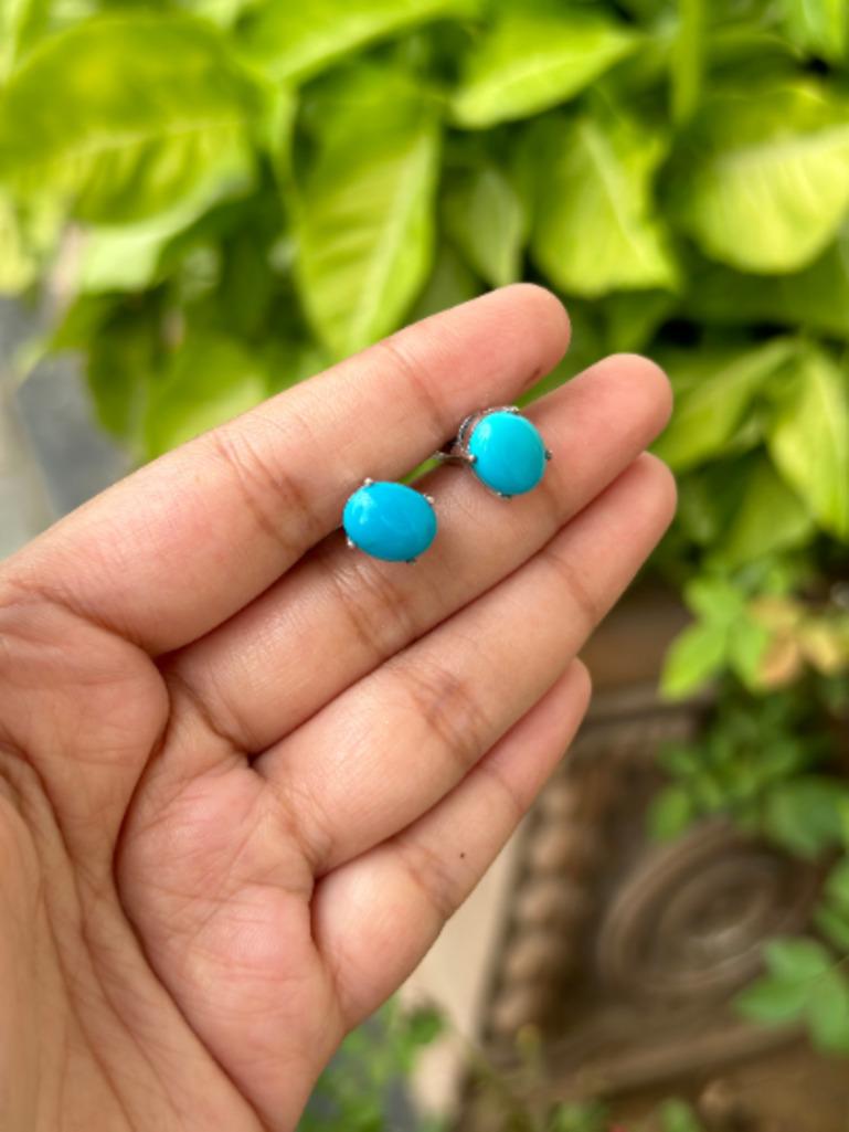 Les boutons de manchette en argent sterling avec solitaire en pierre précieuse turquoise bleue sont des accessoires élégants fabriqués avec la pierre précieuse turquoise naturelle qui améliore la communication et l'intuition.
Ils sont utilisés pour