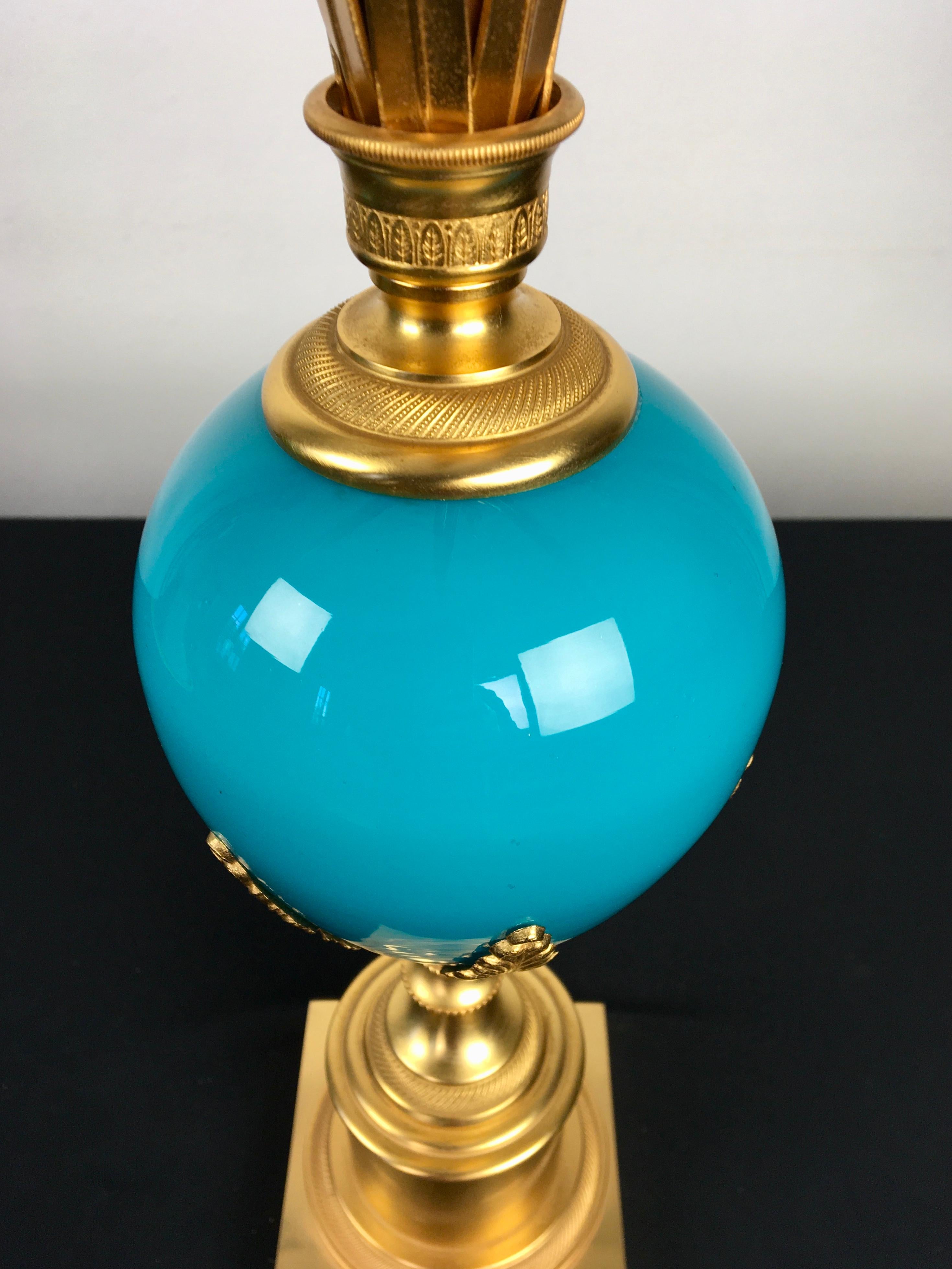 Belge Lampe de bureau œuf d'autruche en opaline bleue et turquoise, S.A. Boulanger, Belgique