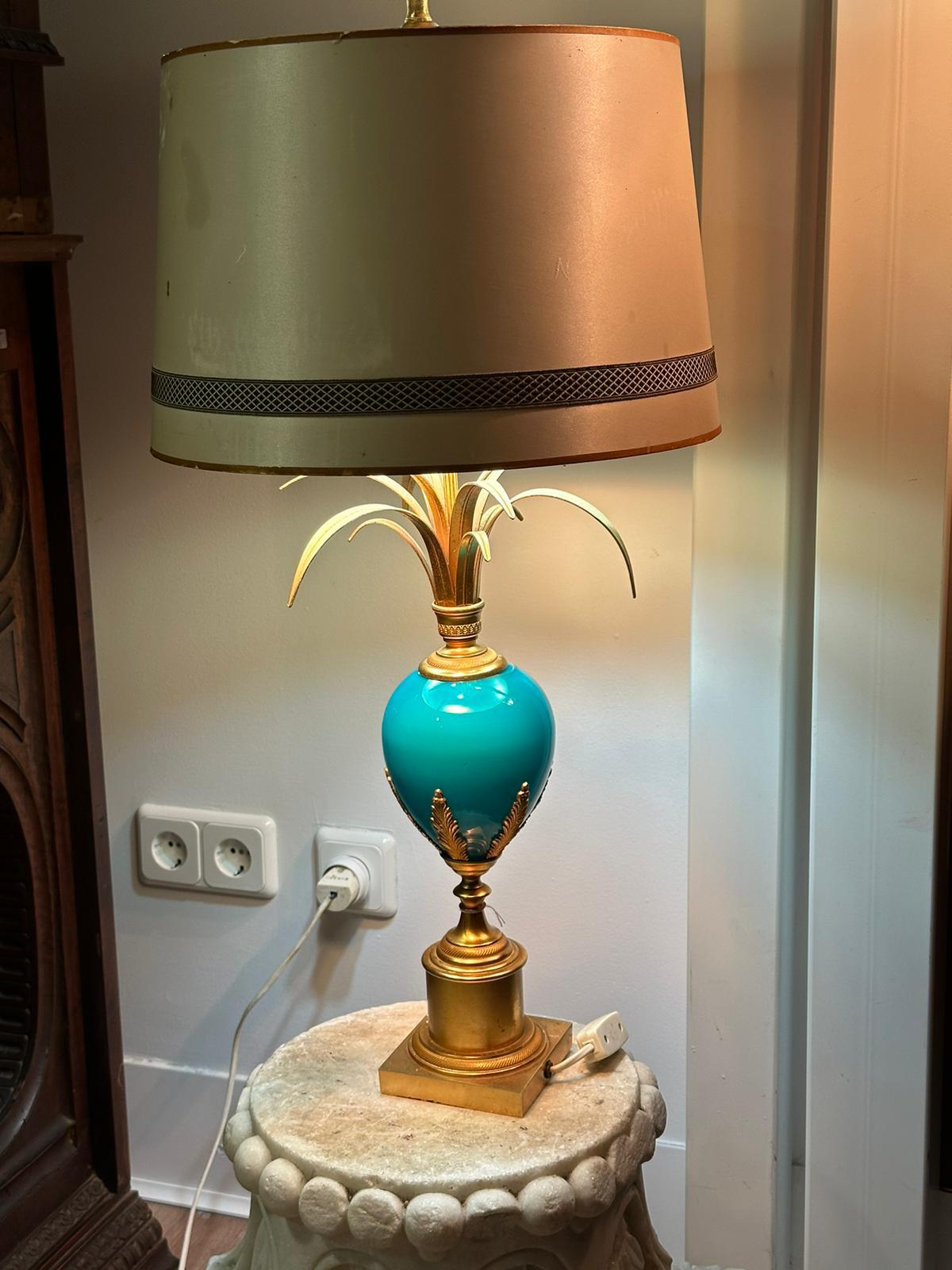 20ième siècle Lampe de bureau œuf d'autruche en opaline bleue et turquoise, S.A. Boulanger en vente