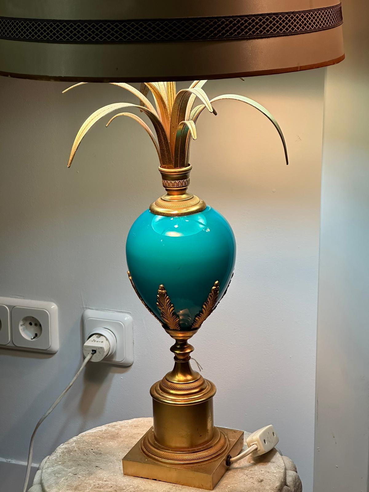 Laiton Lampe de bureau œuf d'autruche en opaline bleue et turquoise, S.A. Boulanger en vente