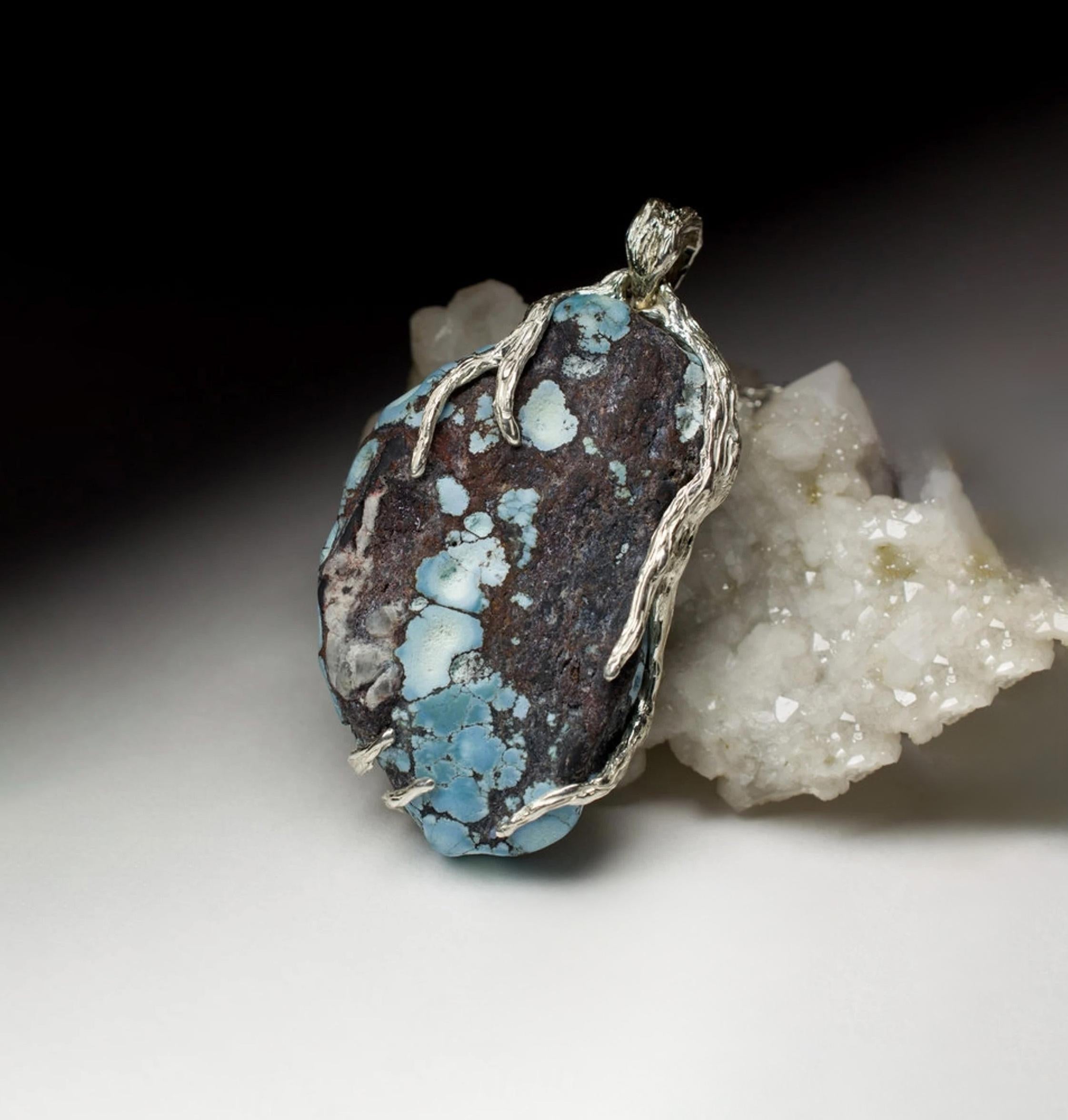 Questo audace ciondolo della collezione Roots è realizzato a mano in argento sterling 925 e presenta un'eccezionale gemma di turchese naturale di grande presenza. Originario dell'Uzbekistan, il turchese pesa ben 95,60 carati e mostra ricche tonalità