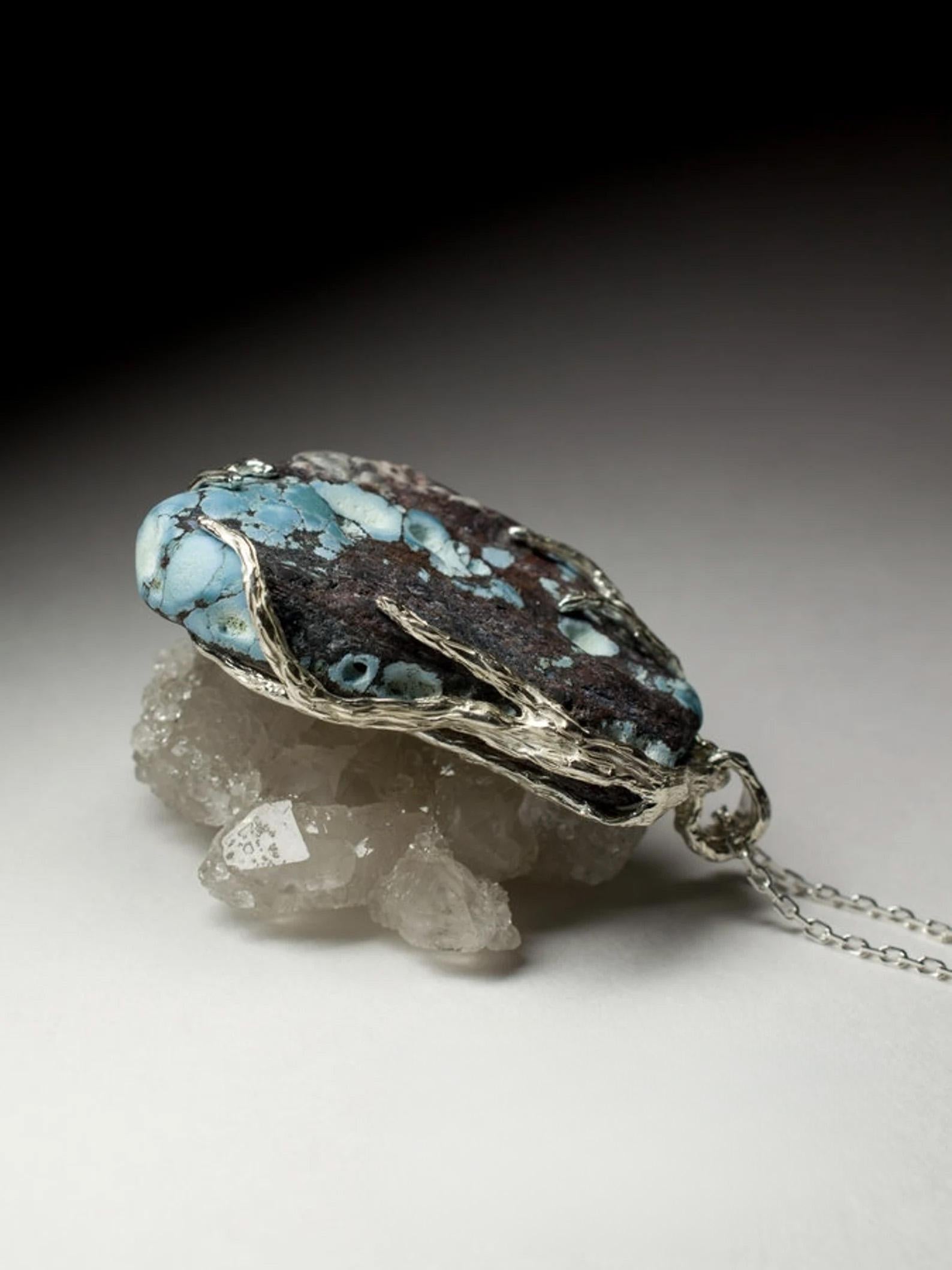 Ciondolo d'argento in turchese blu Pietra naturale pepita gioielli unisex in vendita 2