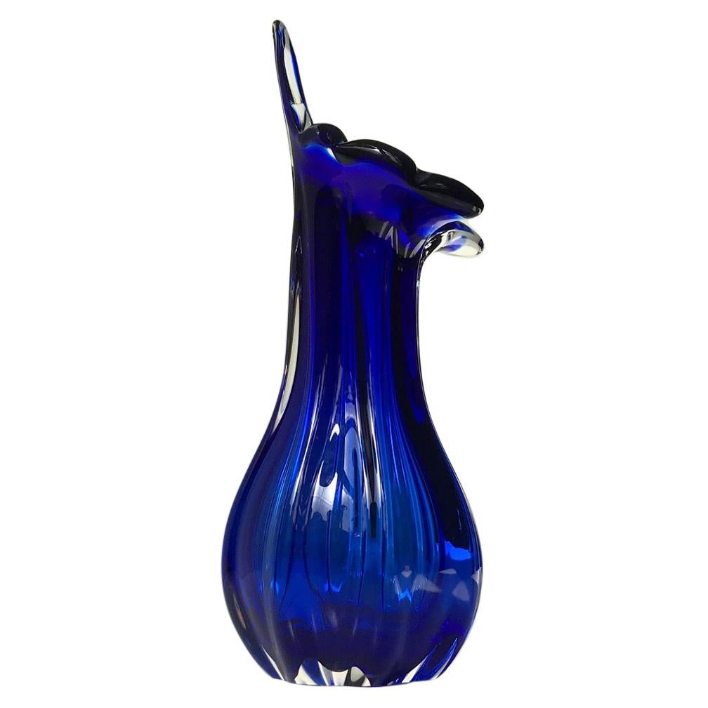 Vaso in vetro di Murano blu ritorto di Seguso, anni '60 in vendita
