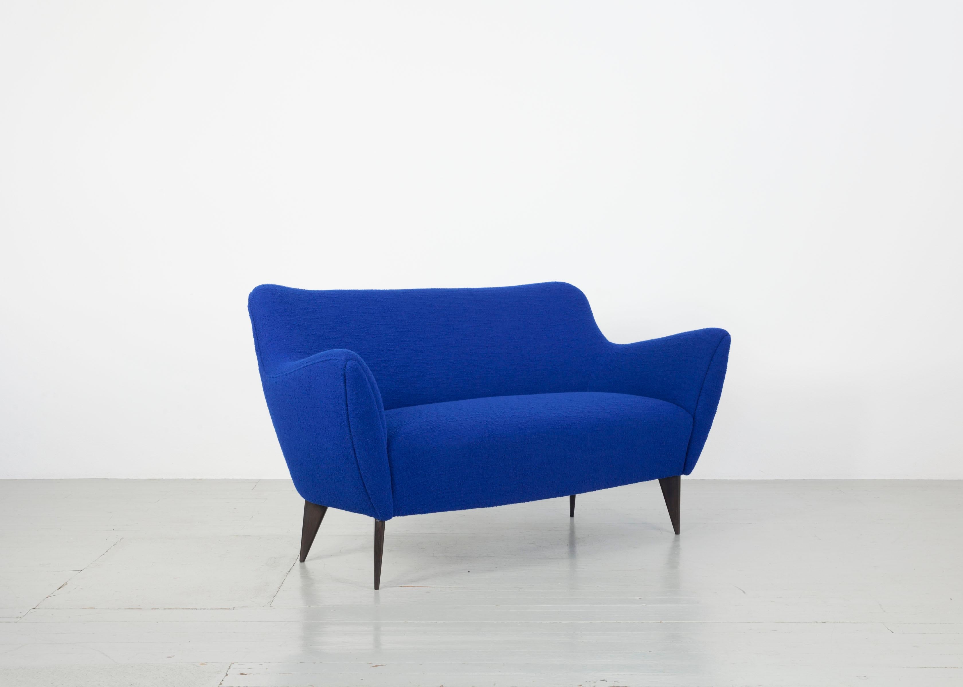 New upholstered blue wool fabric 2-seat sofa design by Giulia Veronesi, manufactured by I.S.A. Bergamo, Italy, 1950s.

 
 