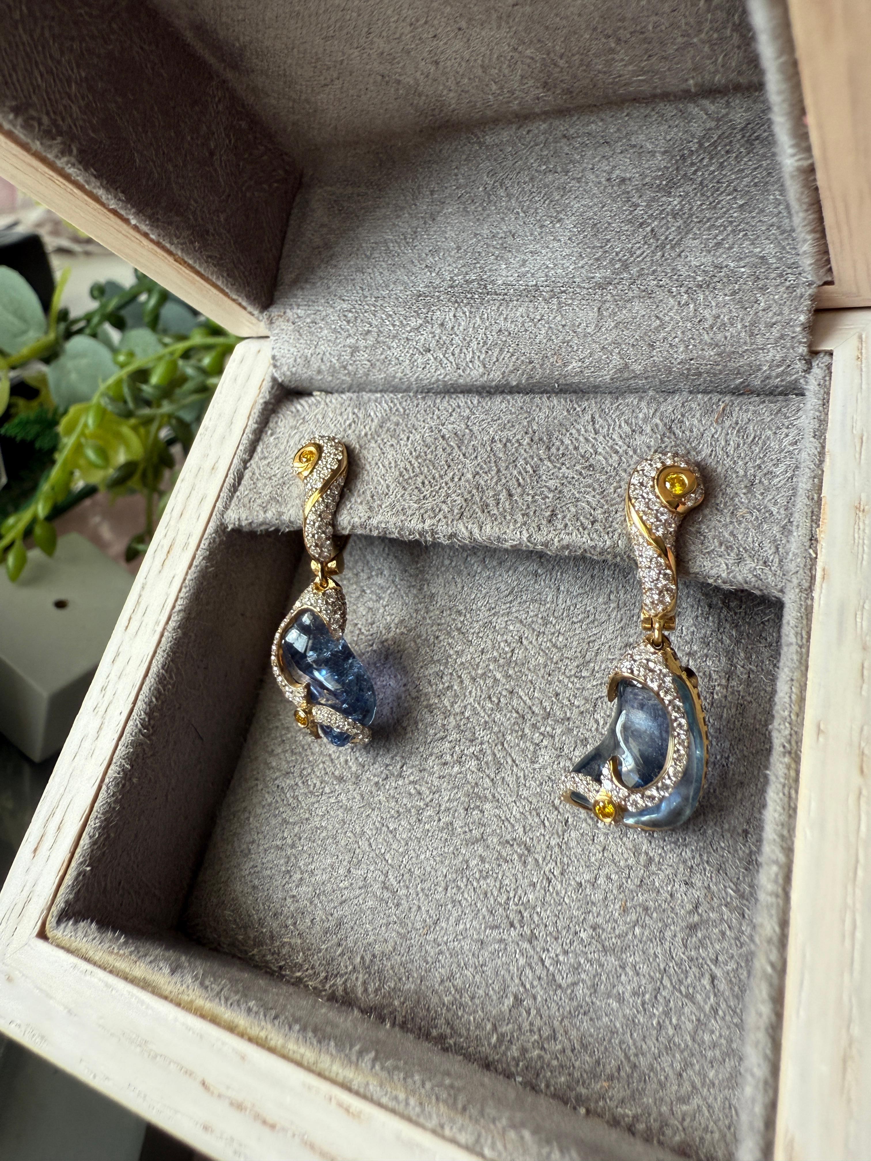 Blue Uncut Sapphire Earrings with White and Yellow Diamonds in 18K Yellow Gold For Sale 4