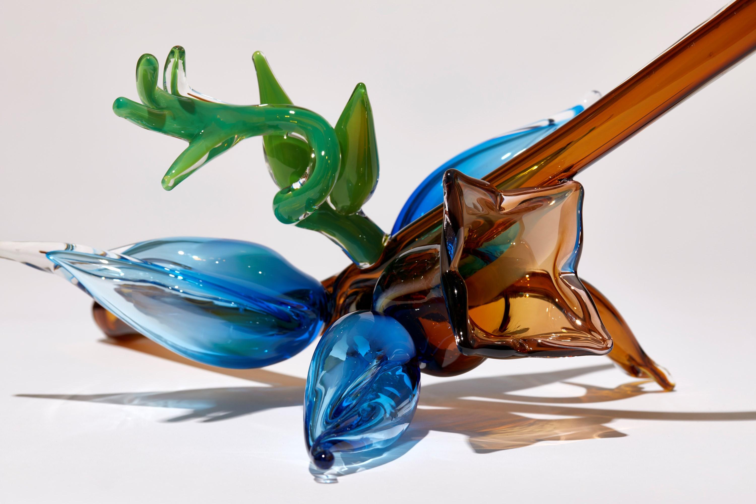Blue Uprising, una scultura floreale e botanica in vetro di Michèle Oberdieck in vendita 6