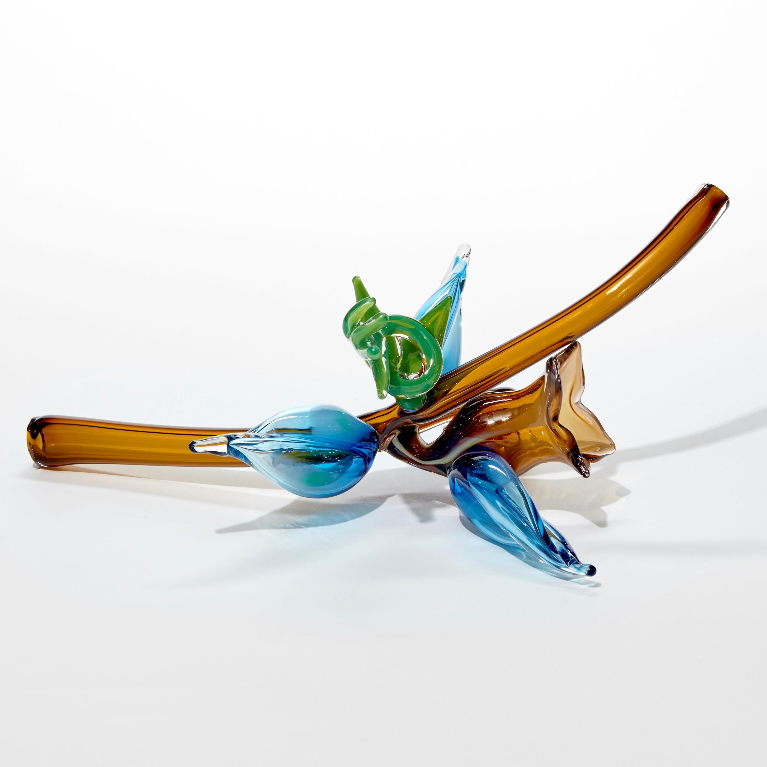 Organico moderno Blue Uprising, una scultura floreale e botanica in vetro di Michèle Oberdieck in vendita