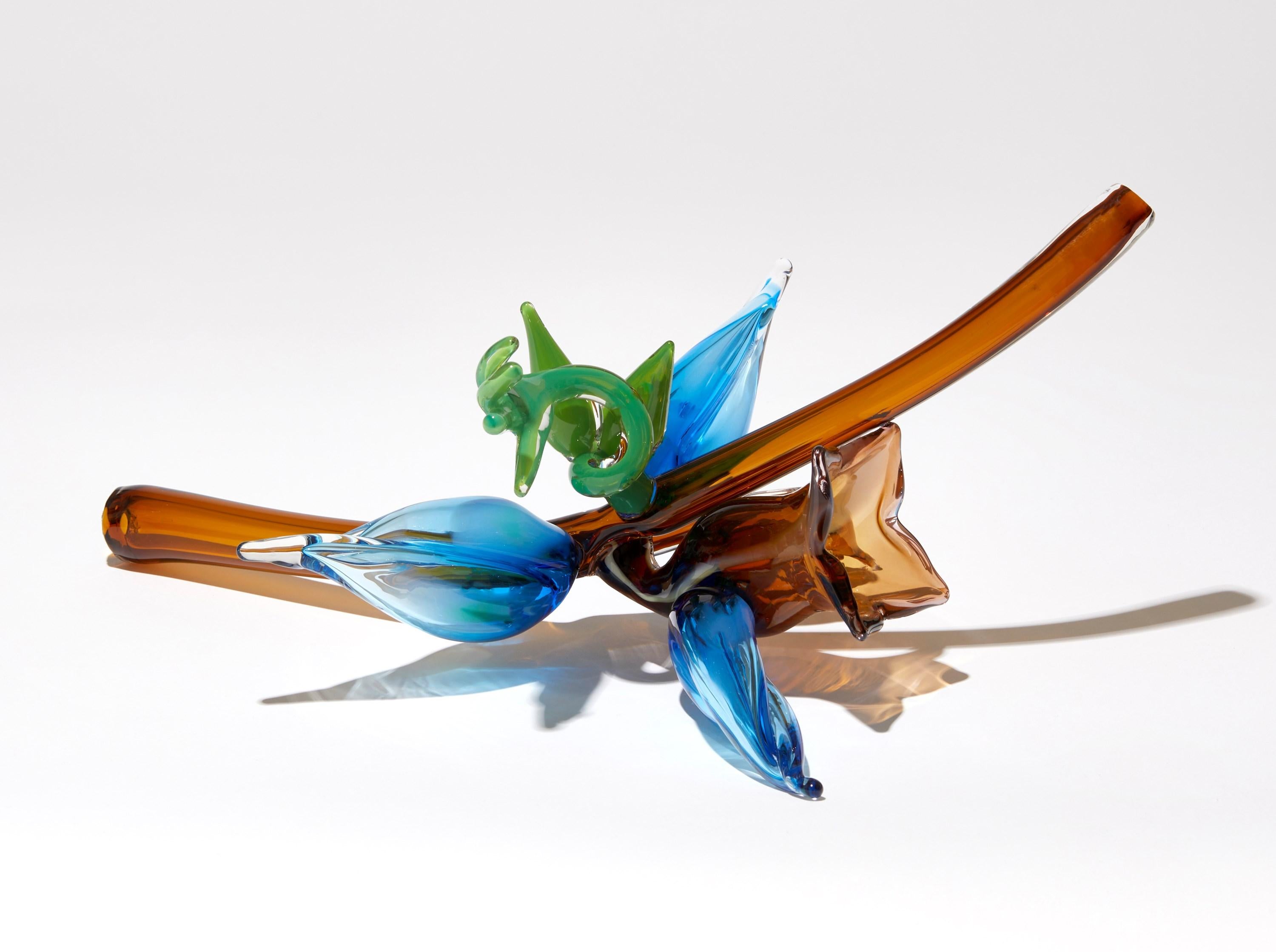 Britannico Blue Uprising, una scultura floreale e botanica in vetro di Michèle Oberdieck in vendita