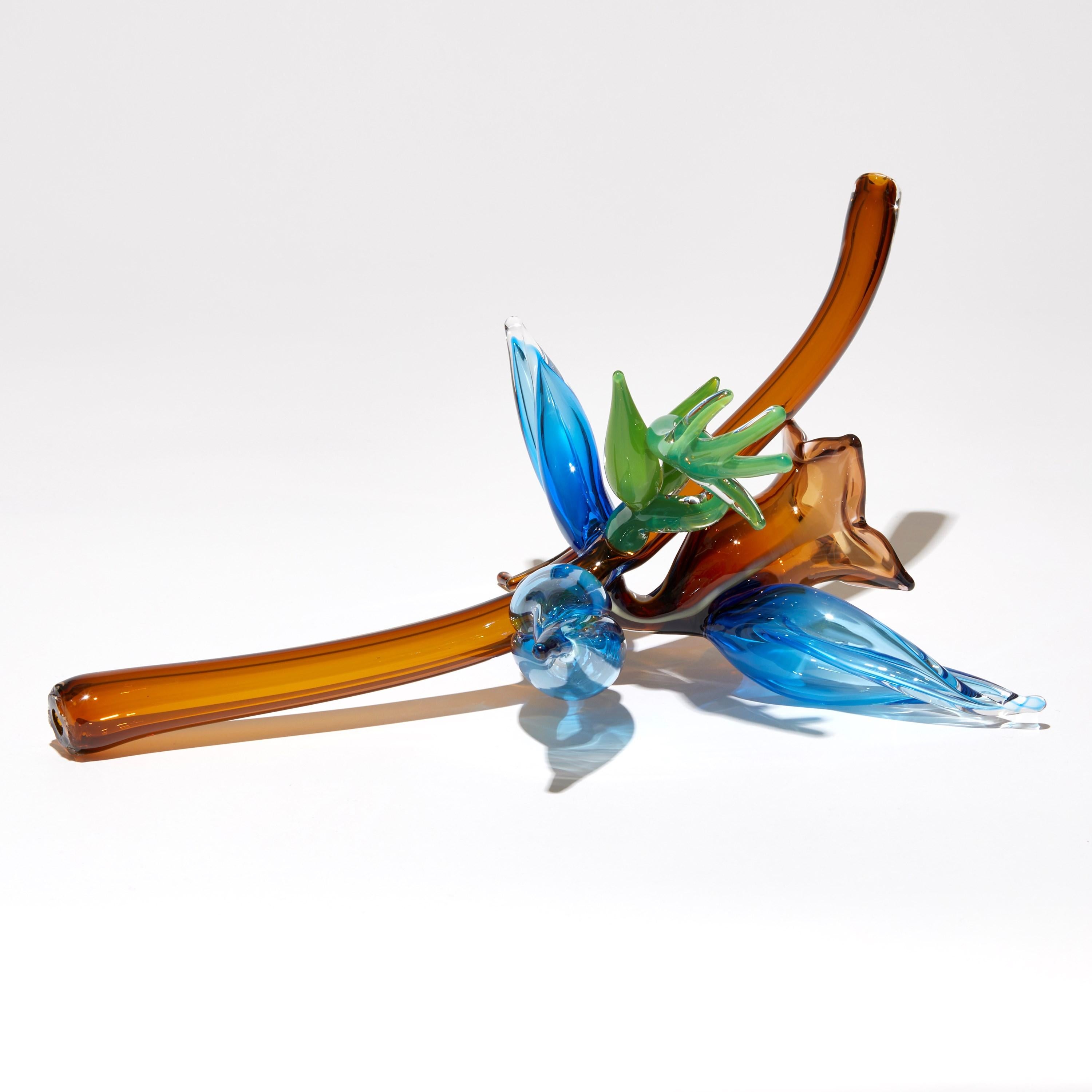 Fatto a mano Blue Uprising, una scultura floreale e botanica in vetro di Michèle Oberdieck in vendita