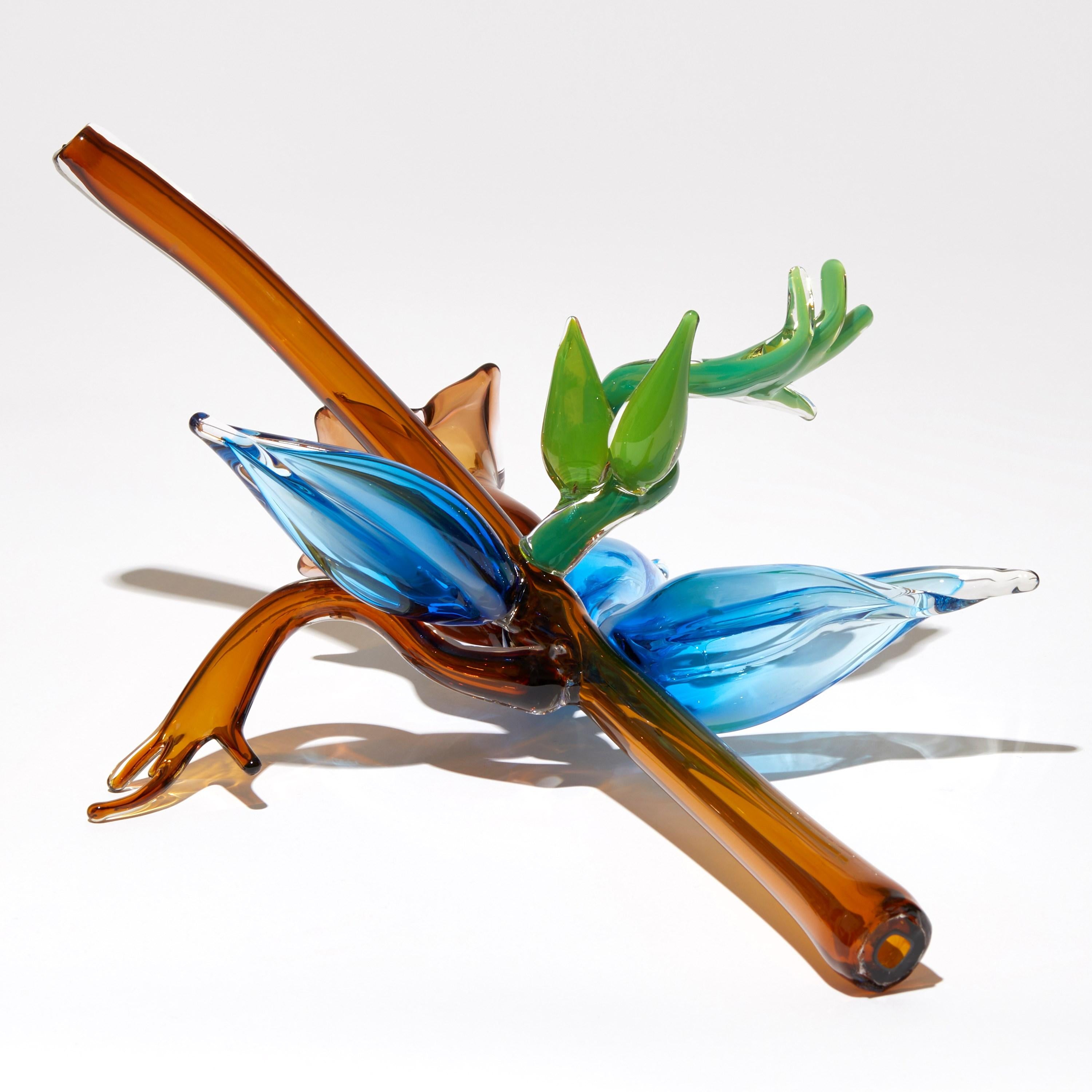 Blue Uprising, una scultura floreale e botanica in vetro di Michèle Oberdieck In condizioni Nuovo in vendita a London, GB
