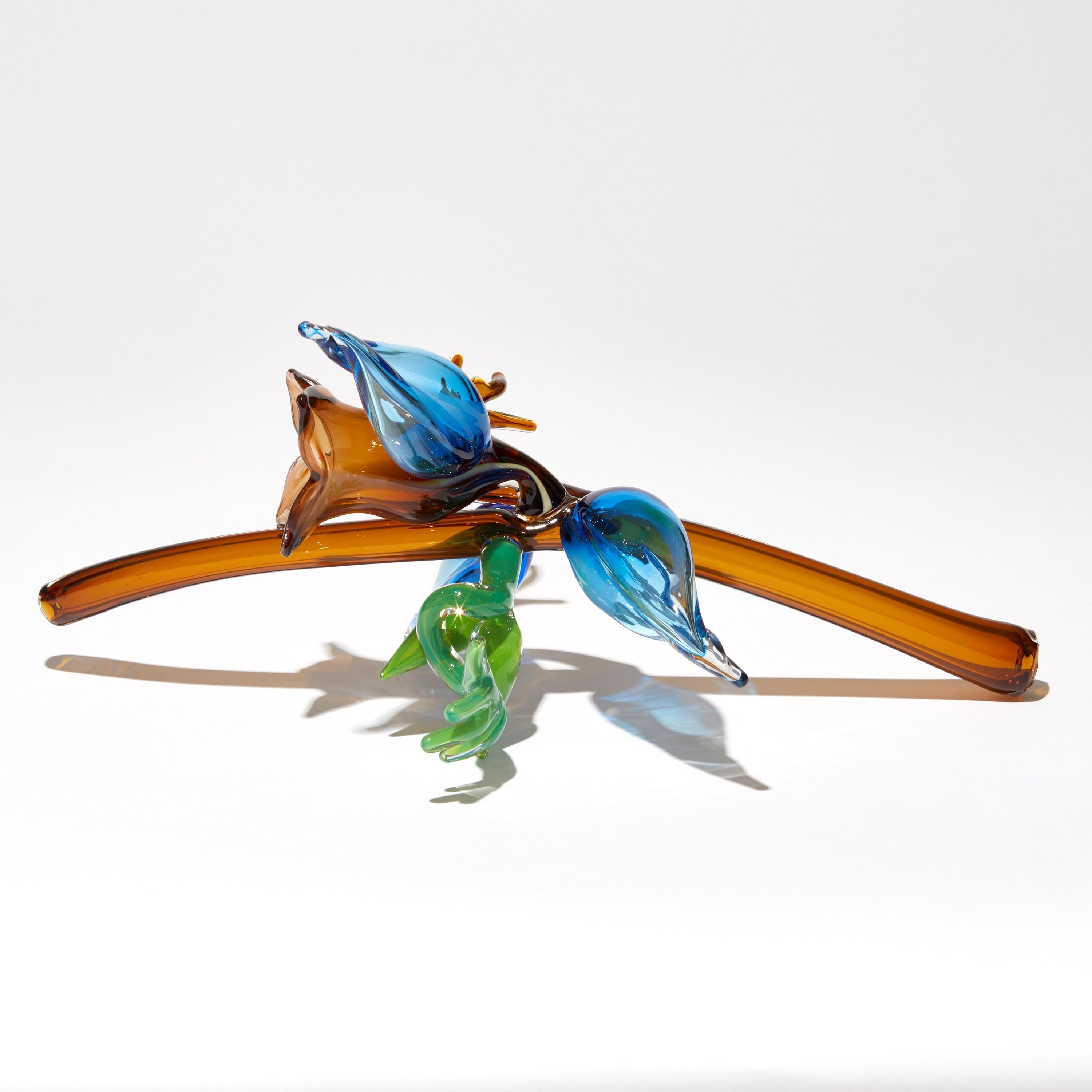 Vetro Blue Uprising, una scultura floreale e botanica in vetro di Michèle Oberdieck in vendita