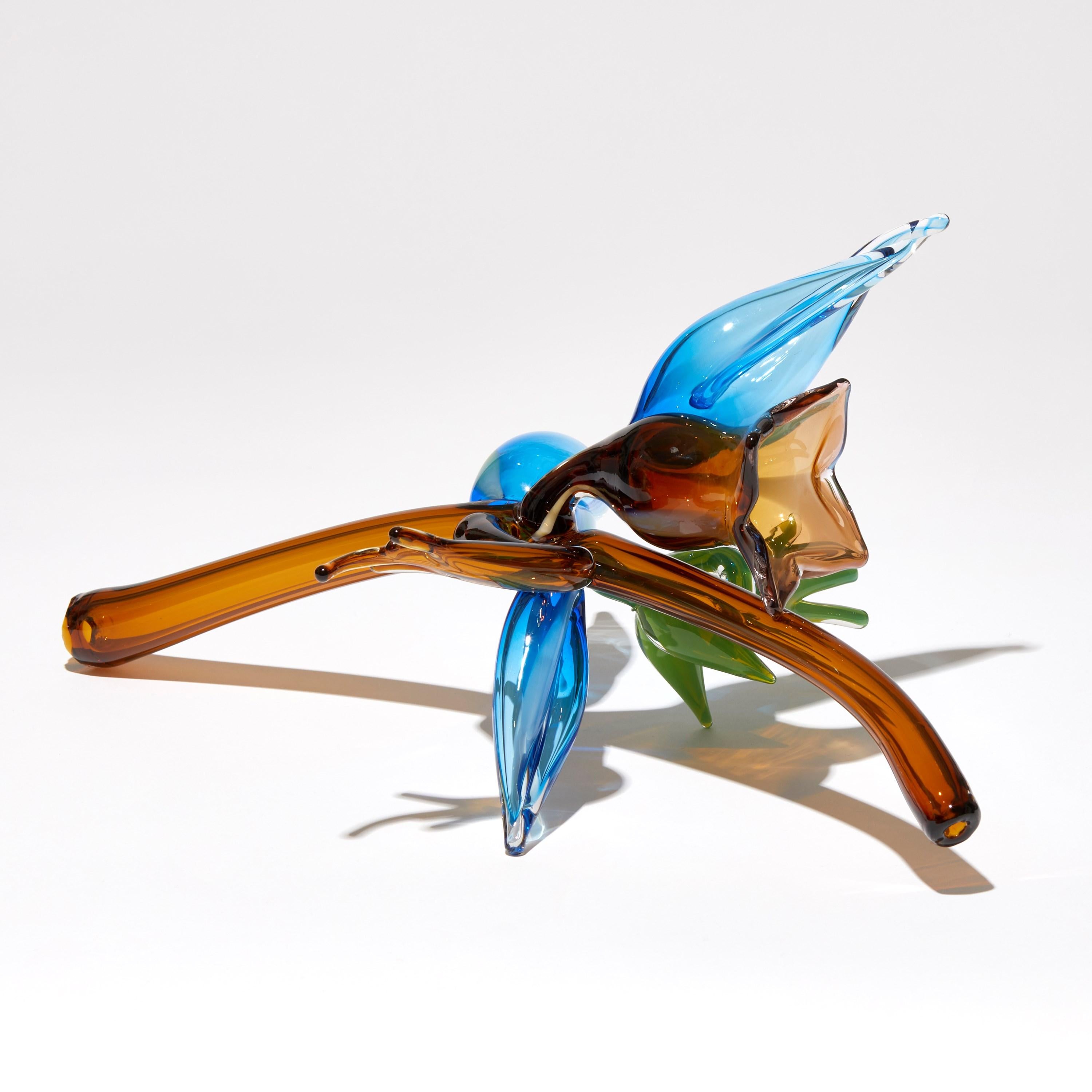 Blue Uprising, una scultura floreale e botanica in vetro di Michèle Oberdieck in vendita 1
