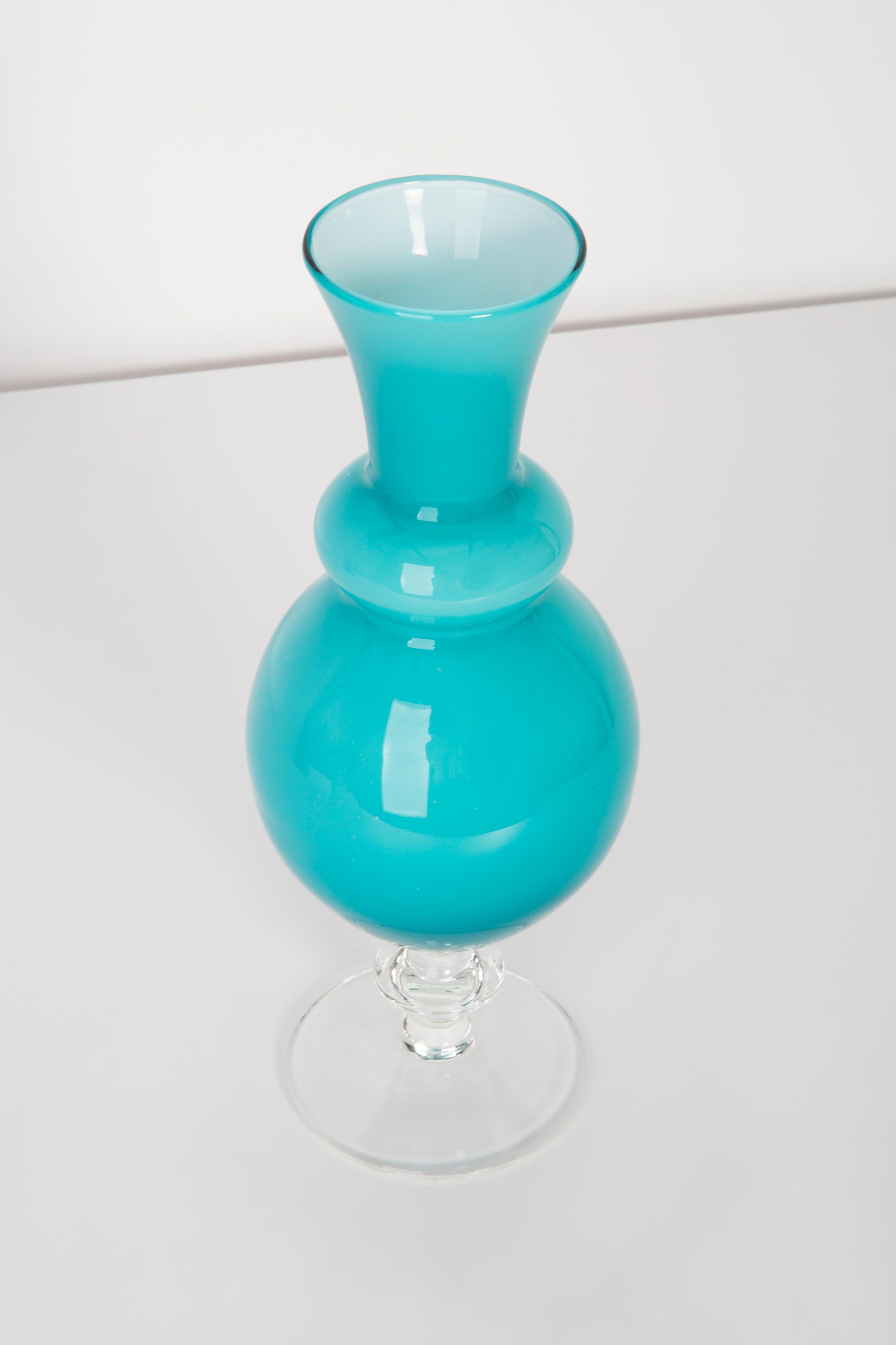 Vintage-Glas in perfektem Zustand. Die Vase sieht aus, als wäre sie gerade erst aus der Schachtel genommen worden. Keine Zacken, Mängel usw. Nur ein einziges Stück. 



 