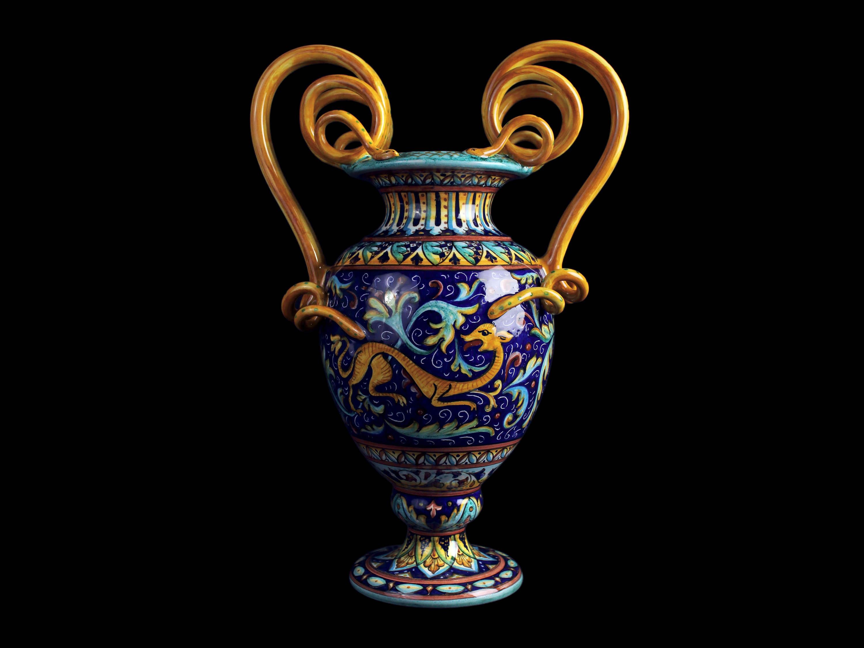 italien Vase bleu Vase Amphora Vase peint à la main Poignées ornées Renaissance Style Deruta  en vente