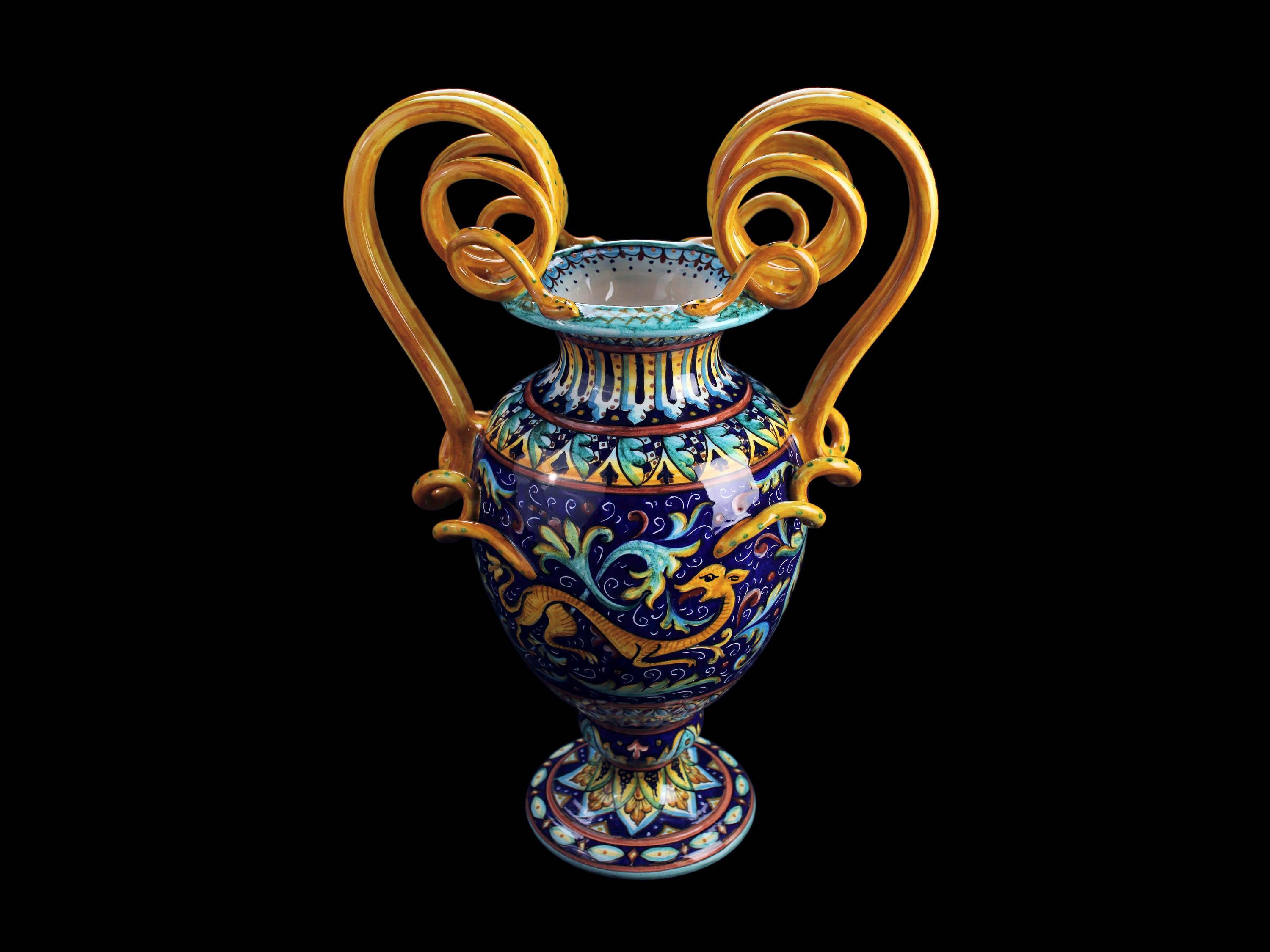 Vase bleu Vessel peint à la main Amphora Renaissance céramique italienne à deux anses en vente 1