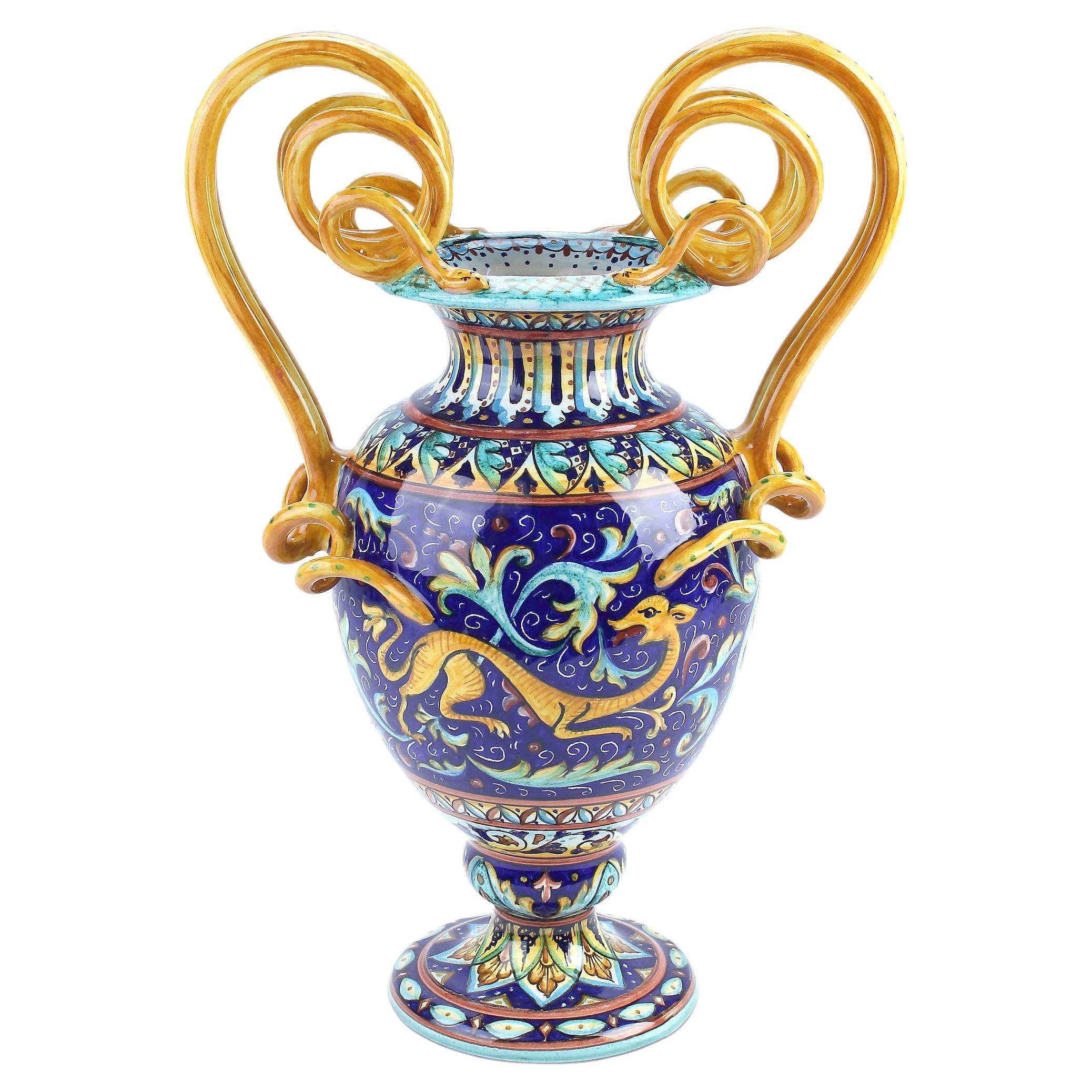 Vase bleu Vase Amphora Vase peint à la main Poignées ornées Renaissance Style Deruta  en vente