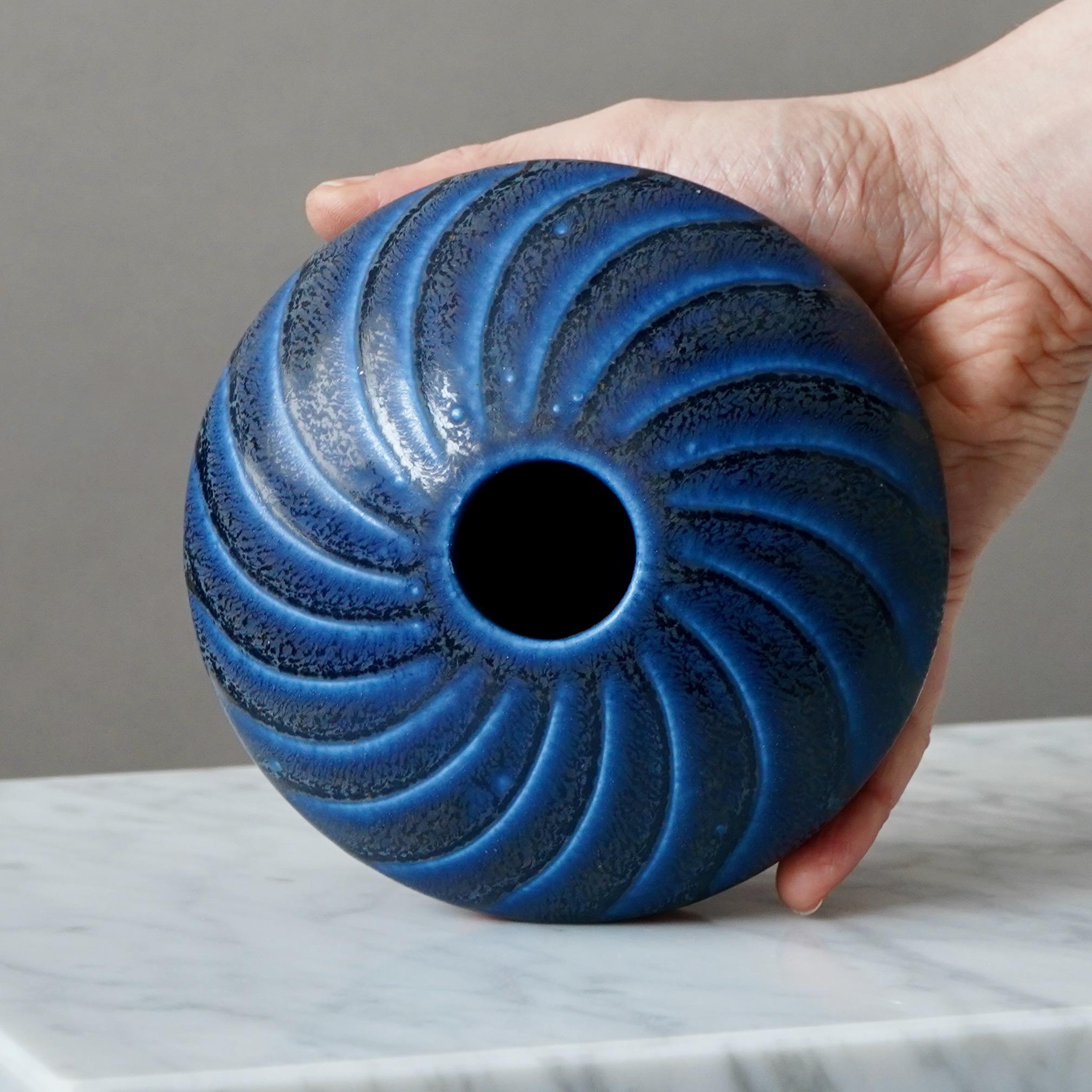 Scandinavo moderno Vaso blu di Wilhelm Kage per Gustavsberg Studio, Svezia, anni '50 in vendita