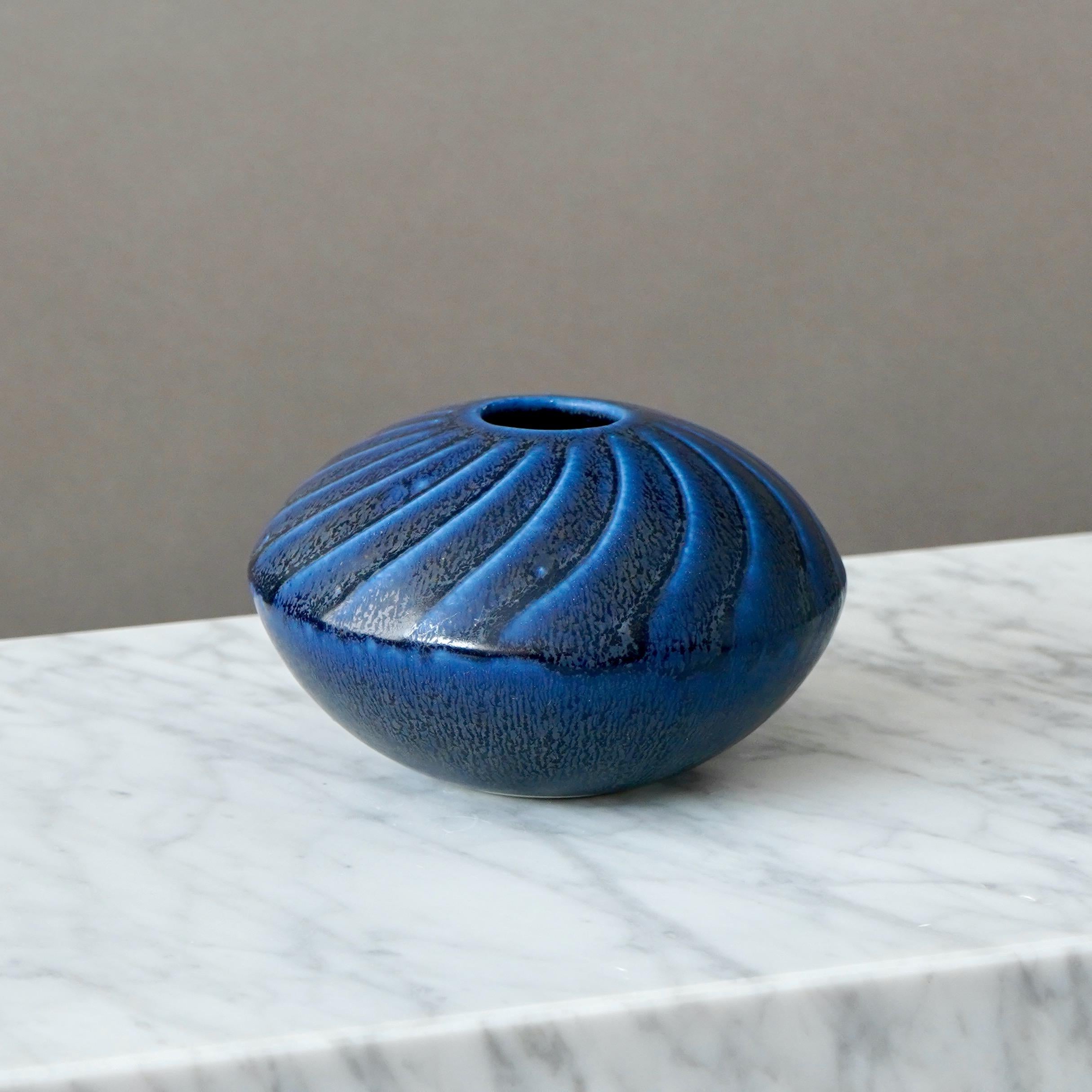 Svedese Vaso blu di Wilhelm Kage per Gustavsberg Studio, Svezia, anni '50 in vendita