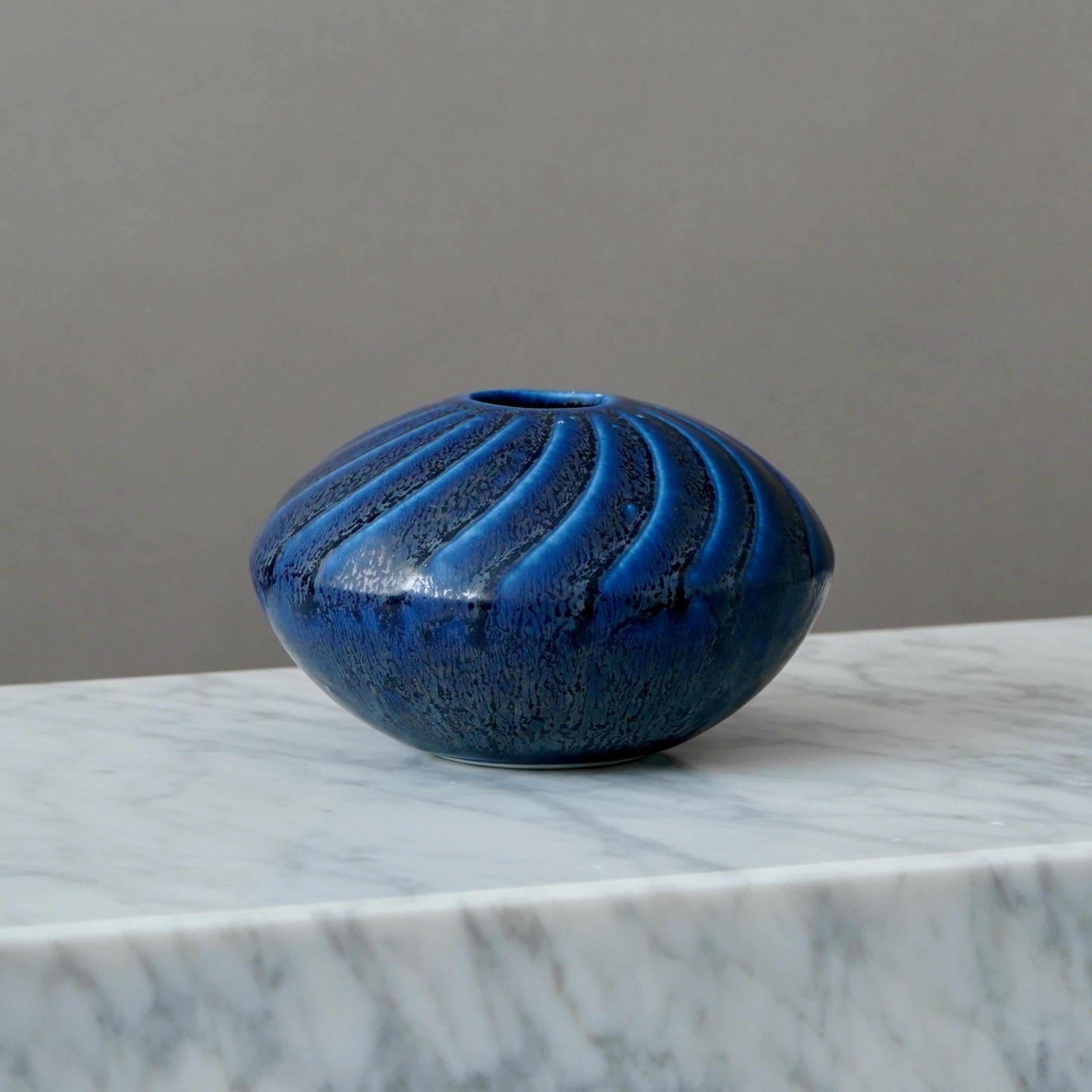 Smaltato Vaso blu di Wilhelm Kage per Gustavsberg Studio, Svezia, anni '50 in vendita
