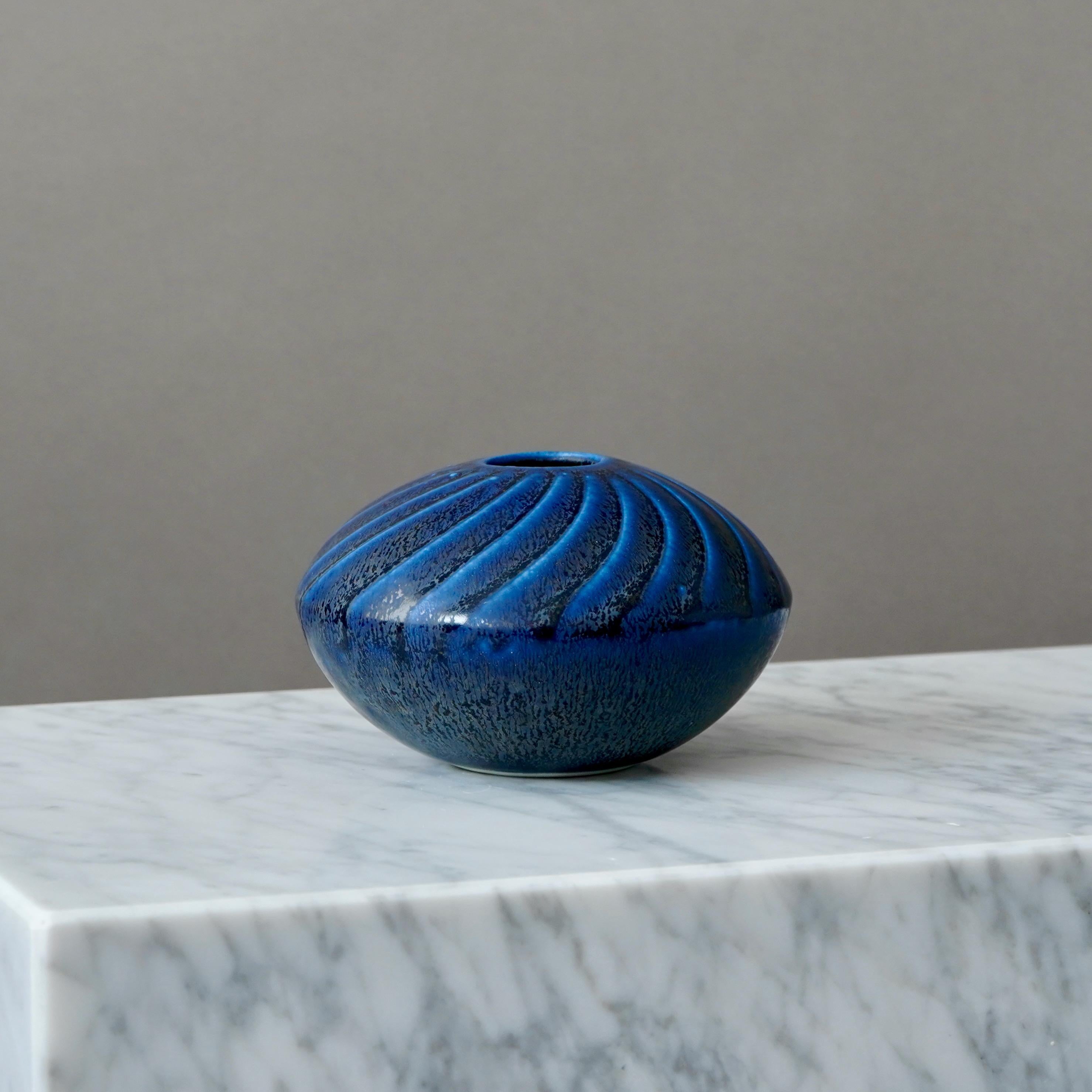 Vaso blu di Wilhelm Kage per Gustavsberg Studio, Svezia, anni '50 In condizioni buone in vendita a Malmö, SE