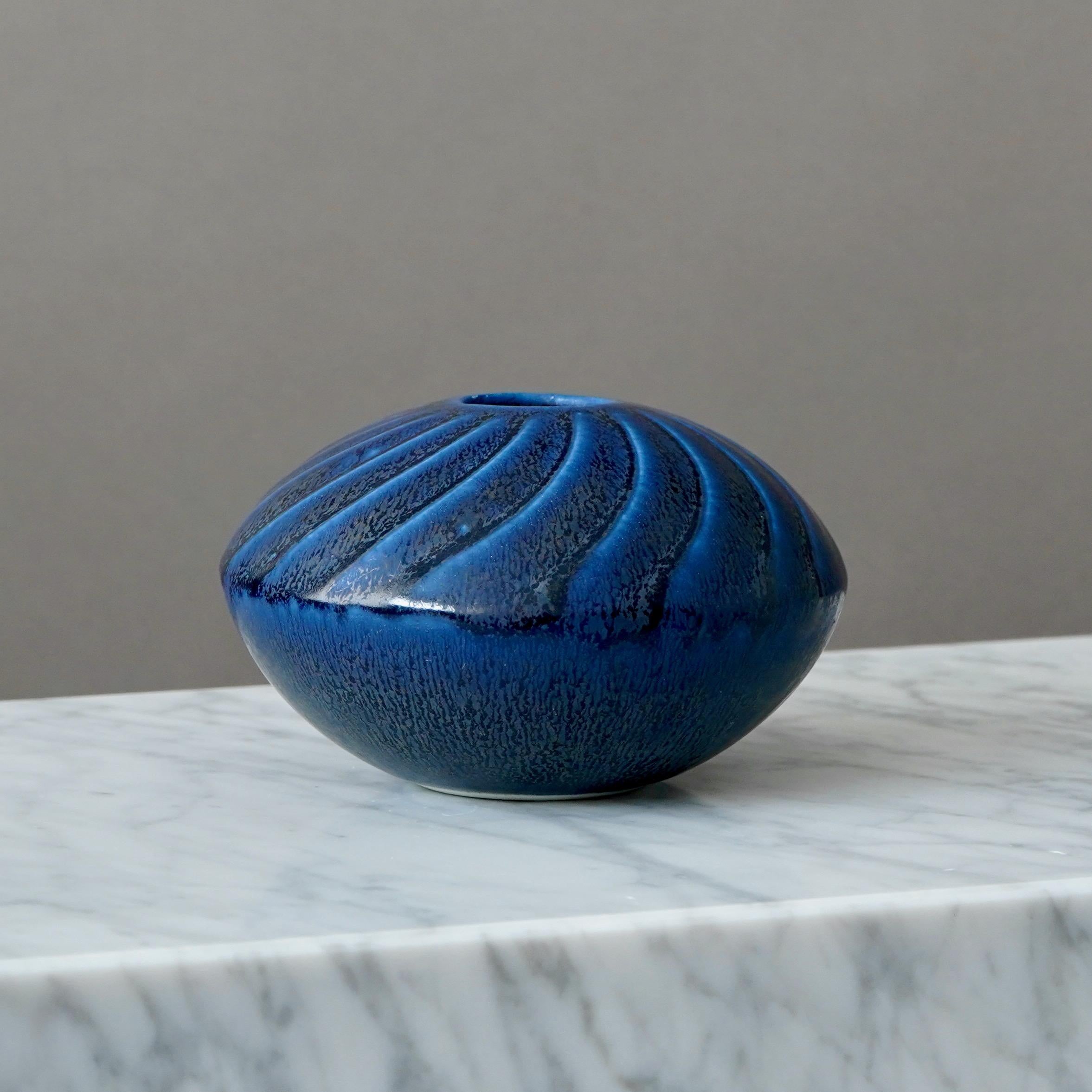 XX secolo Vaso blu di Wilhelm Kage per Gustavsberg Studio, Svezia, anni '50 in vendita