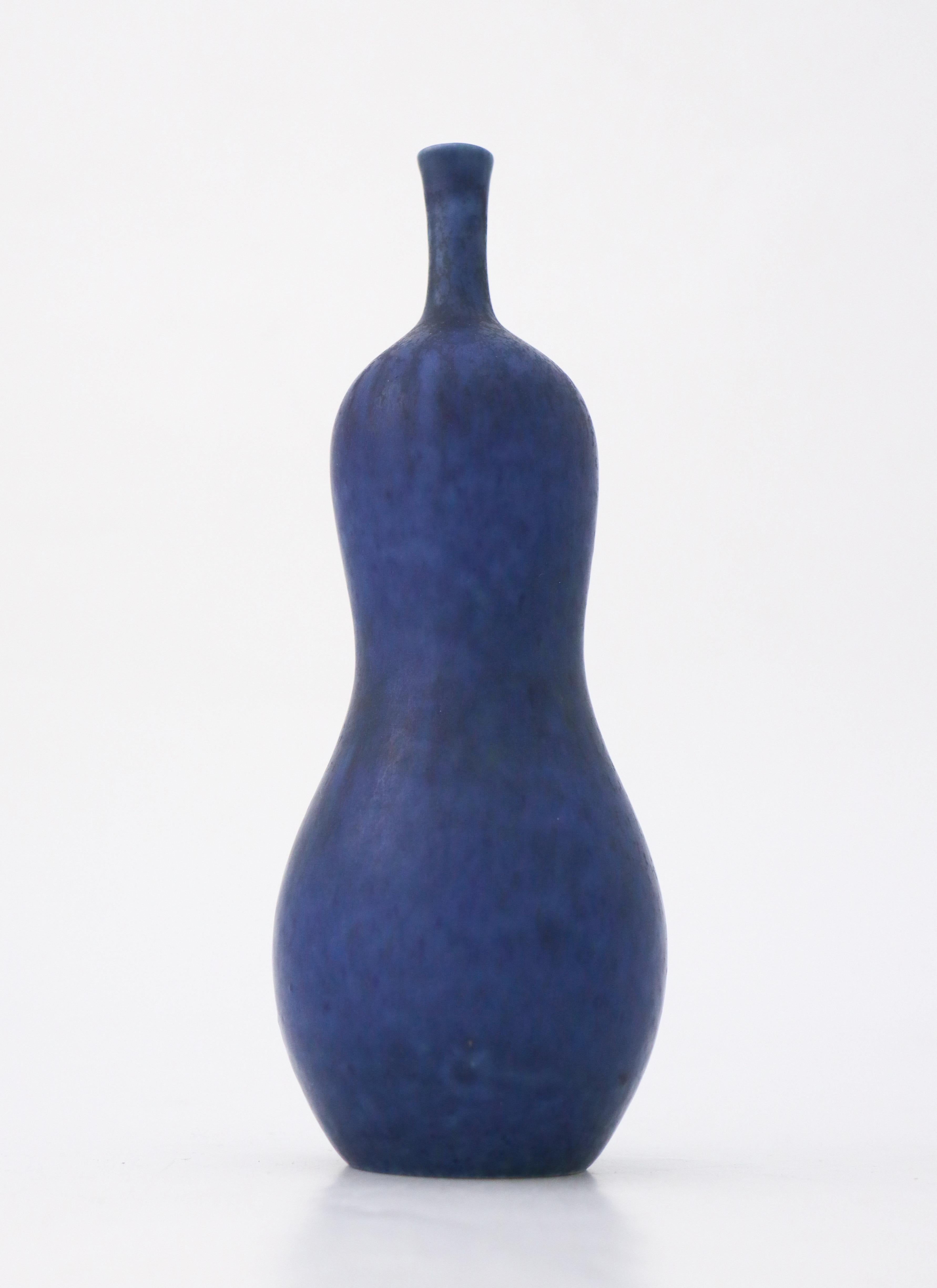 Scandinavo moderno Vaso blu unico, Carl-Harry Stålhane, Rörstrand, metà del secolo scorso, anni '40 in vendita